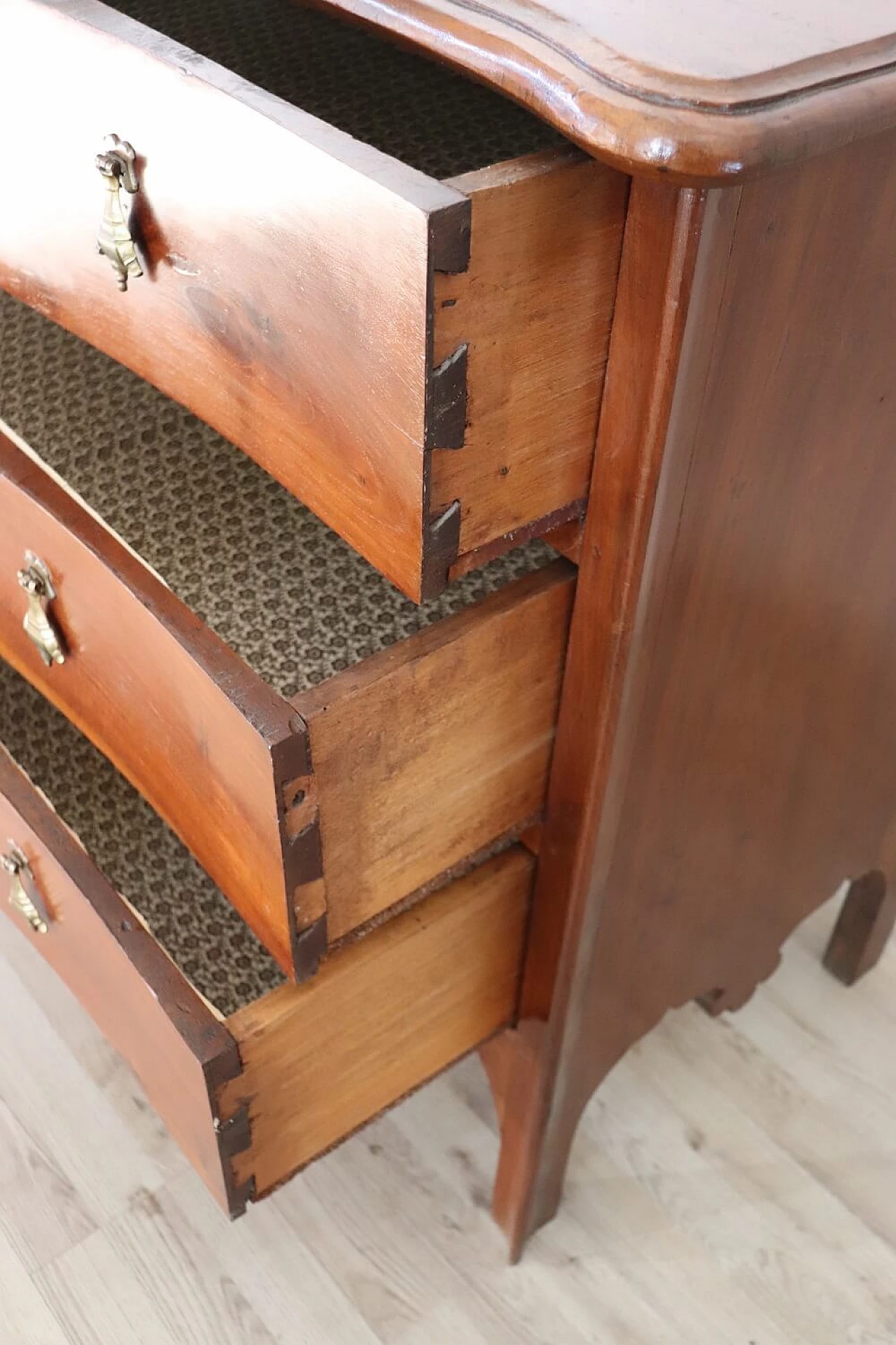 Louis XV Ligurian solid walnut dresser, mid-18th century 6