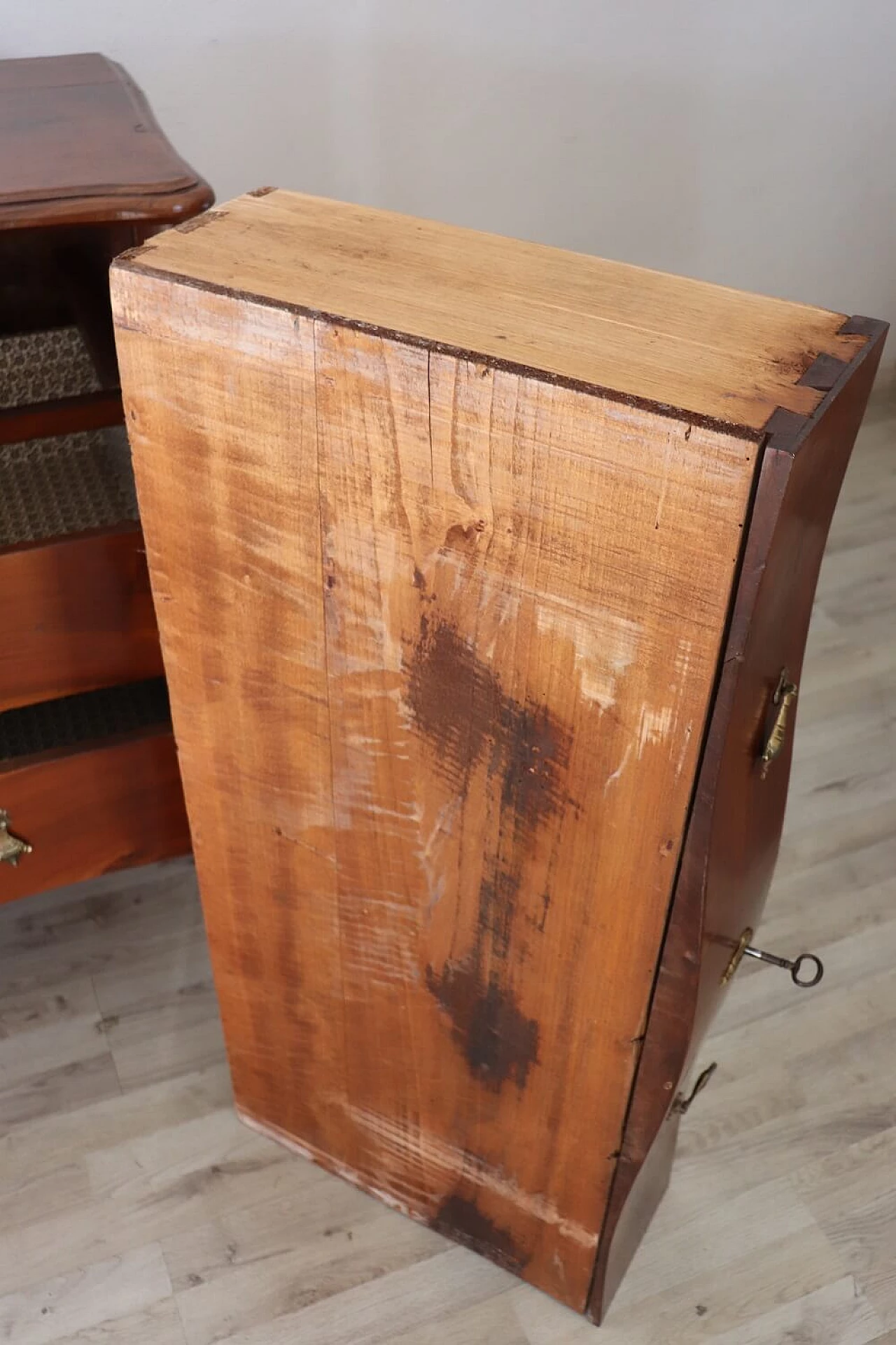 Louis XV Ligurian solid walnut dresser, mid-18th century 8