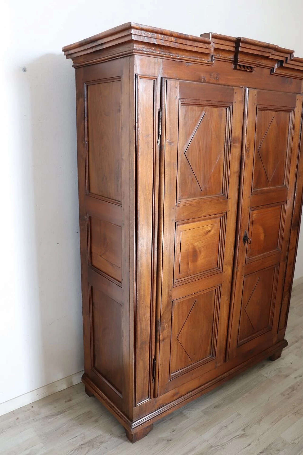 Solid walnut wardrobe with two doors, mid-18th century 5