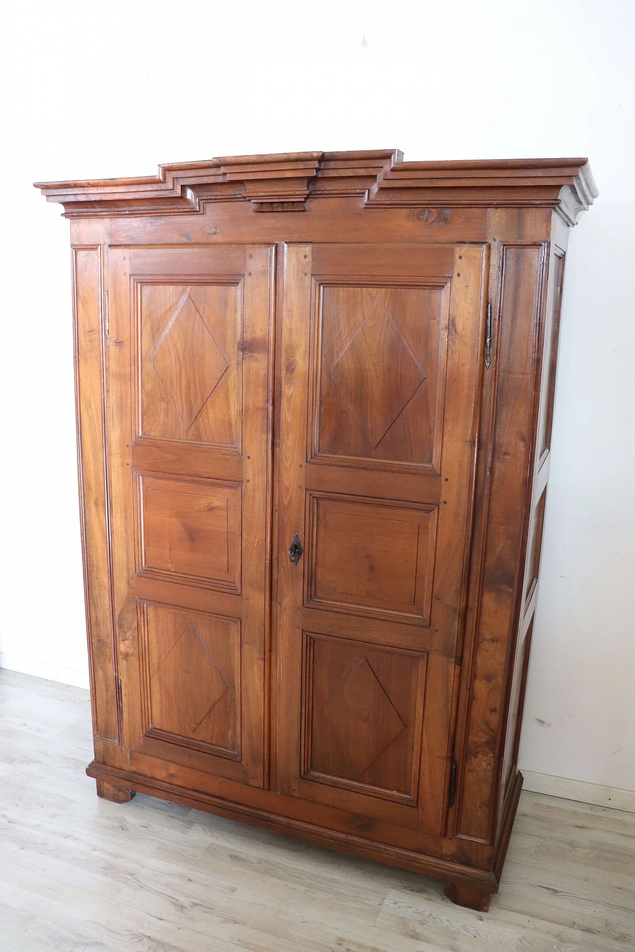 Solid walnut wardrobe with two doors, mid-18th century 17