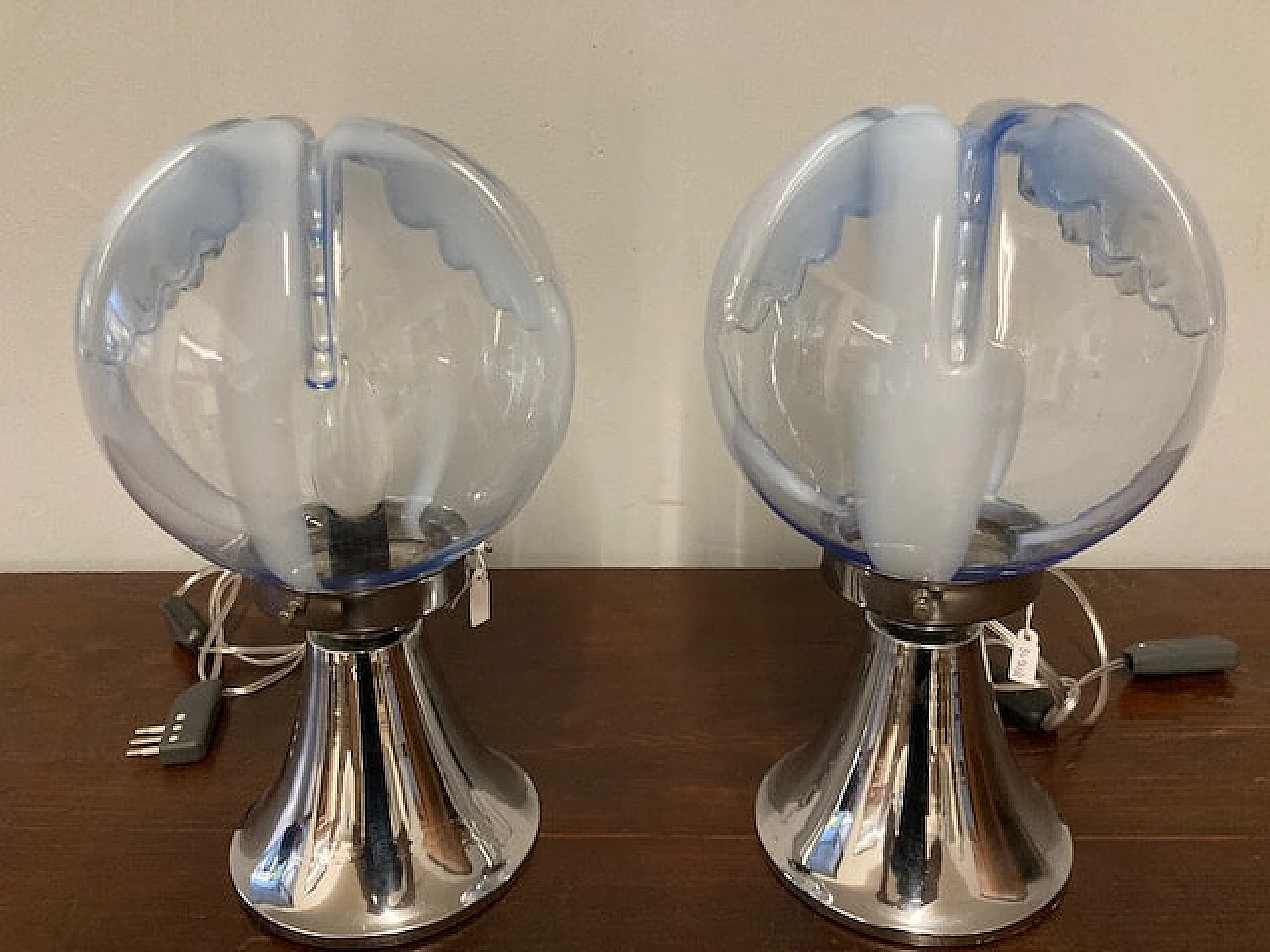Coppia di lampade da tavolo in metallo e vetro azzurro, anni '70 4