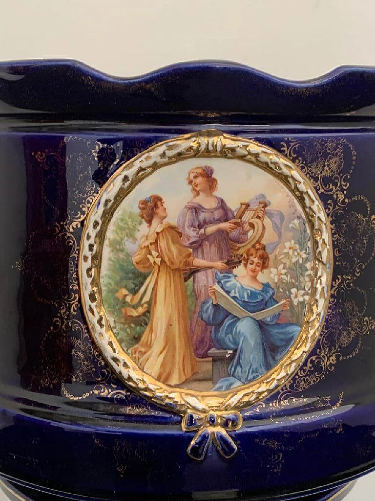Vaso con colonna in ceramica blu con decalcomanie, anni '20 7