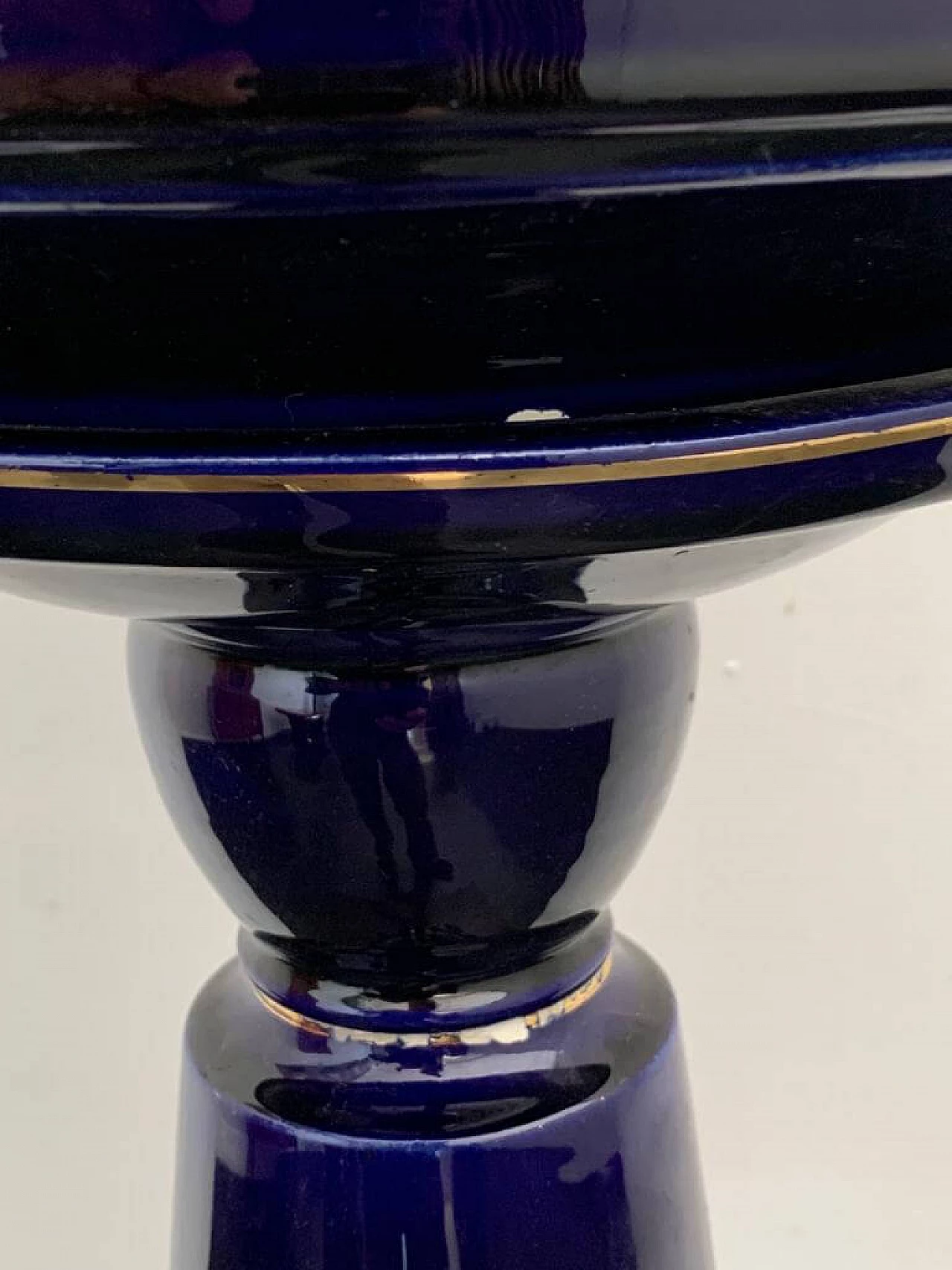 Vaso con colonna in ceramica blu con decalcomanie, anni '20 10