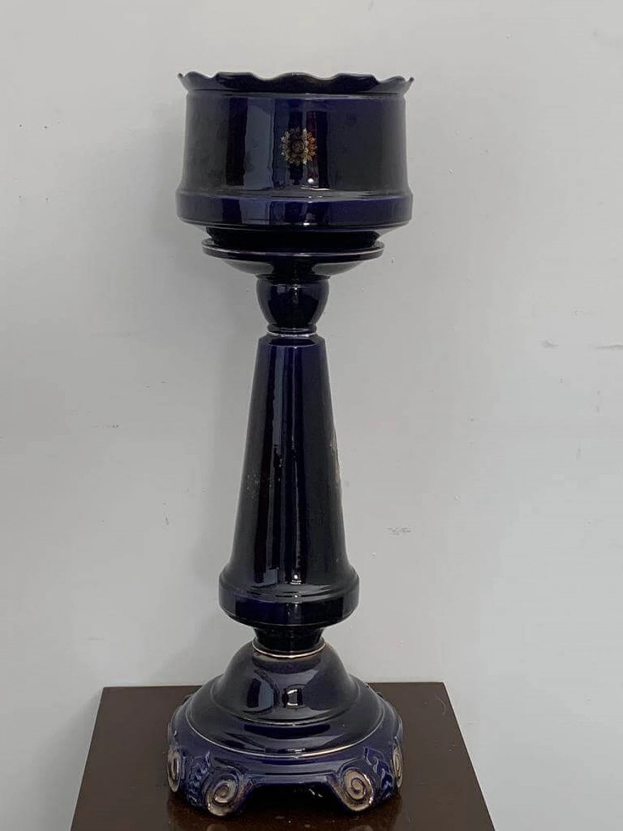 Vaso con colonna in ceramica blu con decalcomanie, anni '20 11