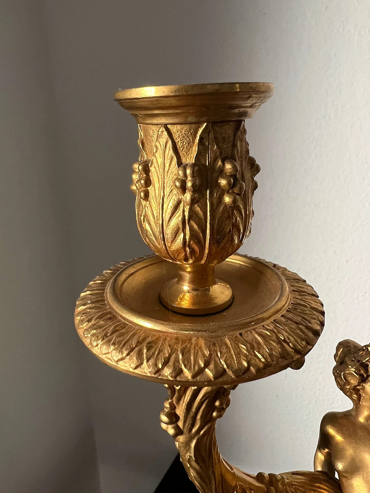 Coppia di candelabri in bronzo dorato e marmo bianco, '800 3