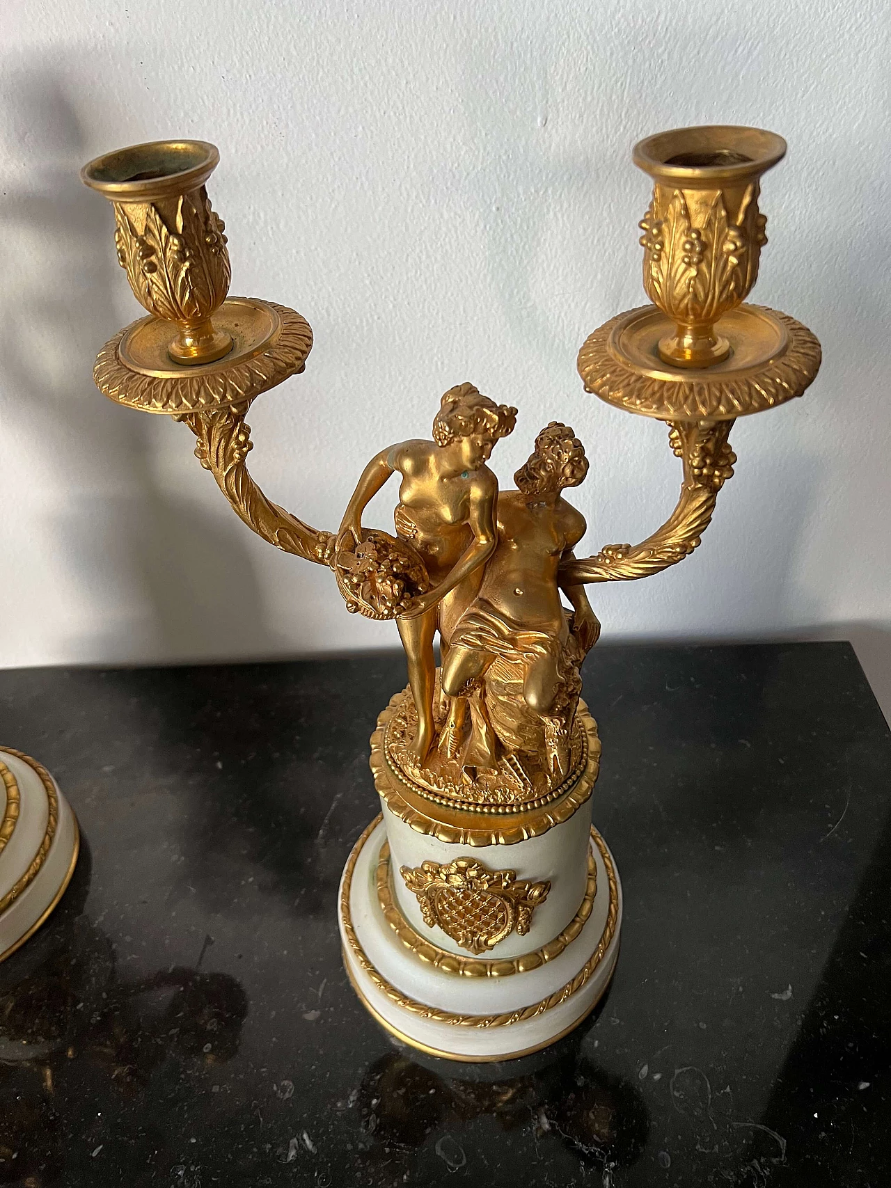 Coppia di candelabri in bronzo dorato e marmo bianco, '800 6