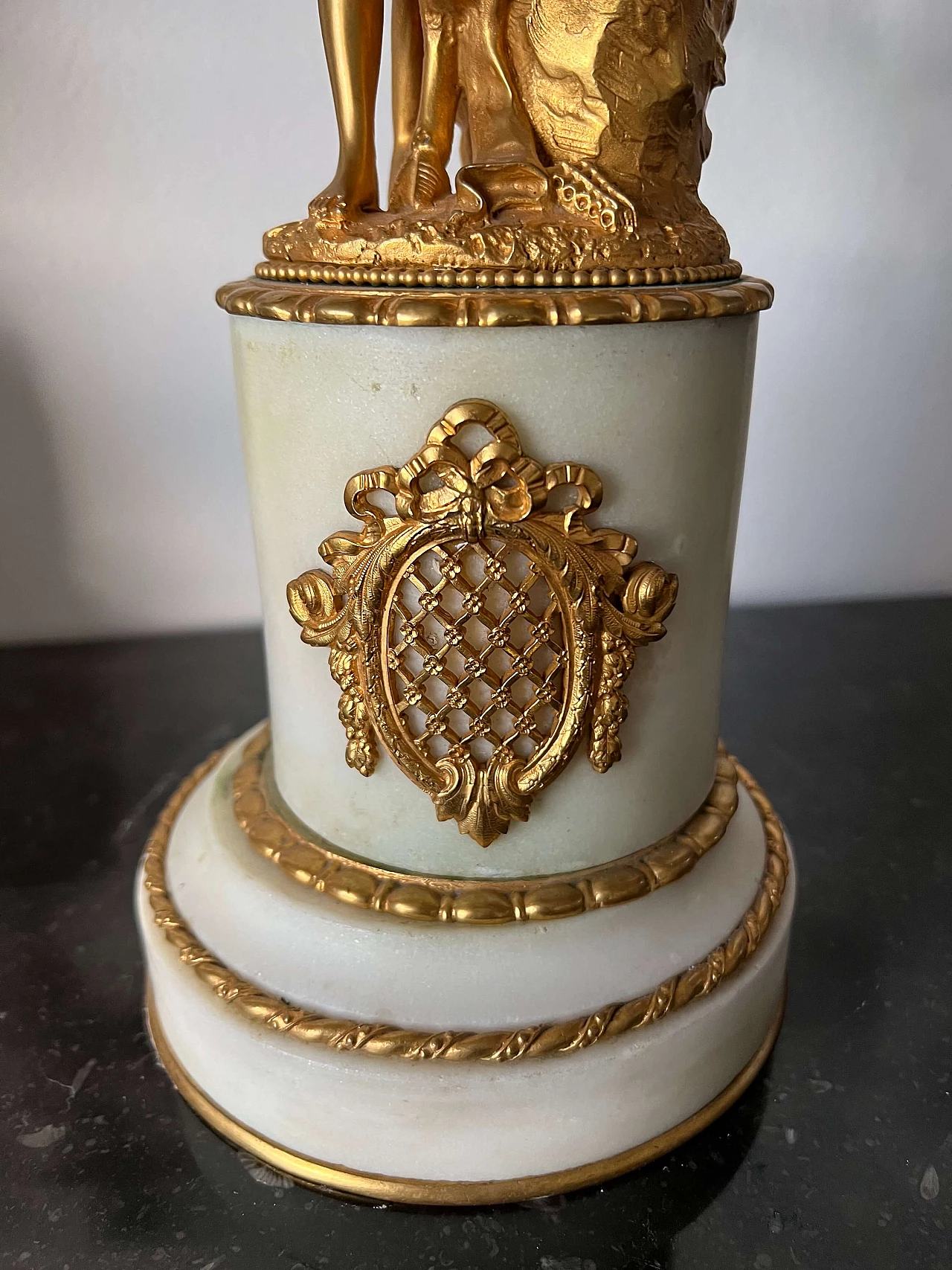 Coppia di candelabri in bronzo dorato e marmo bianco, '800 7