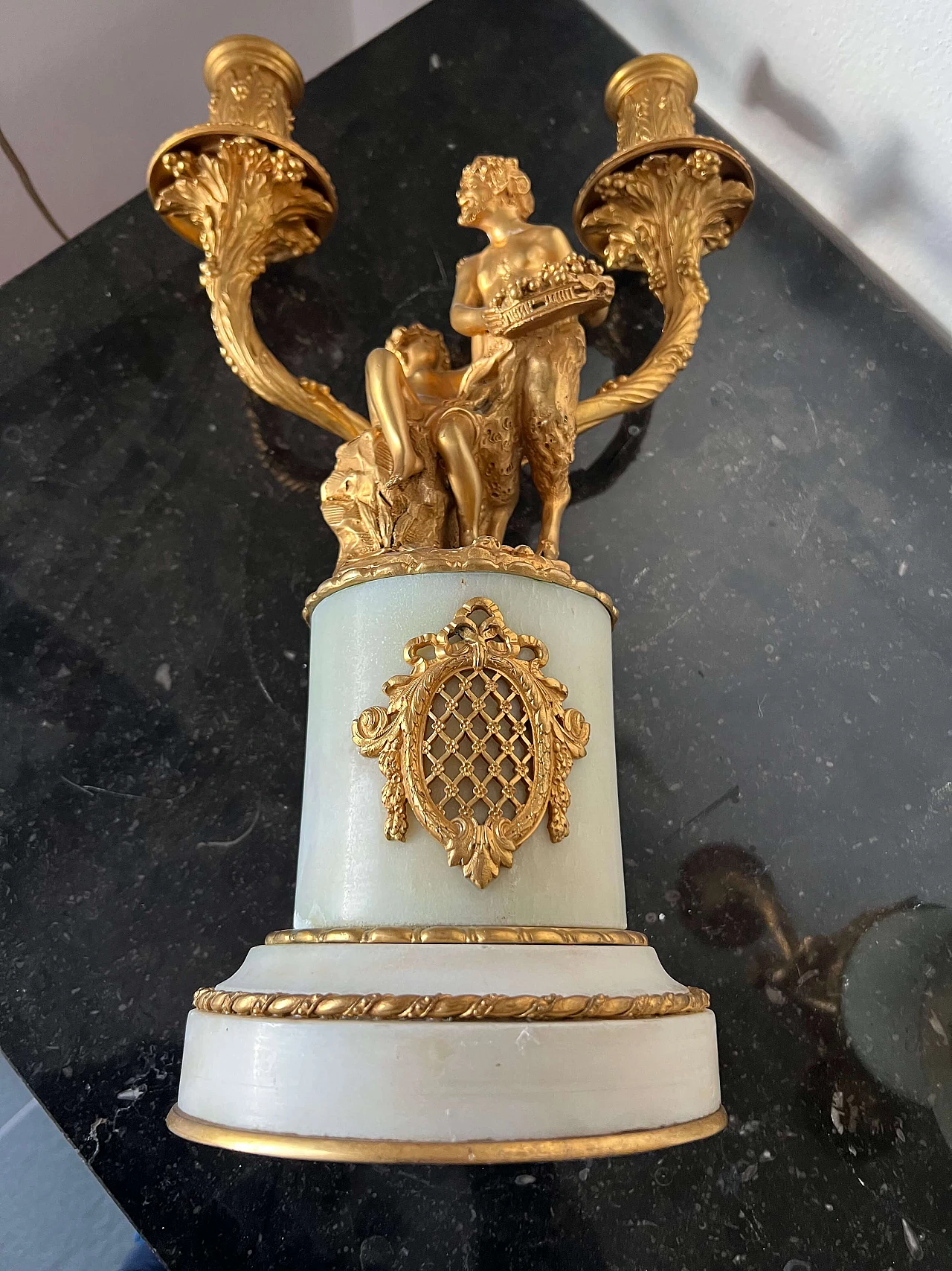 Coppia di candelabri in bronzo dorato e marmo bianco, '800 8