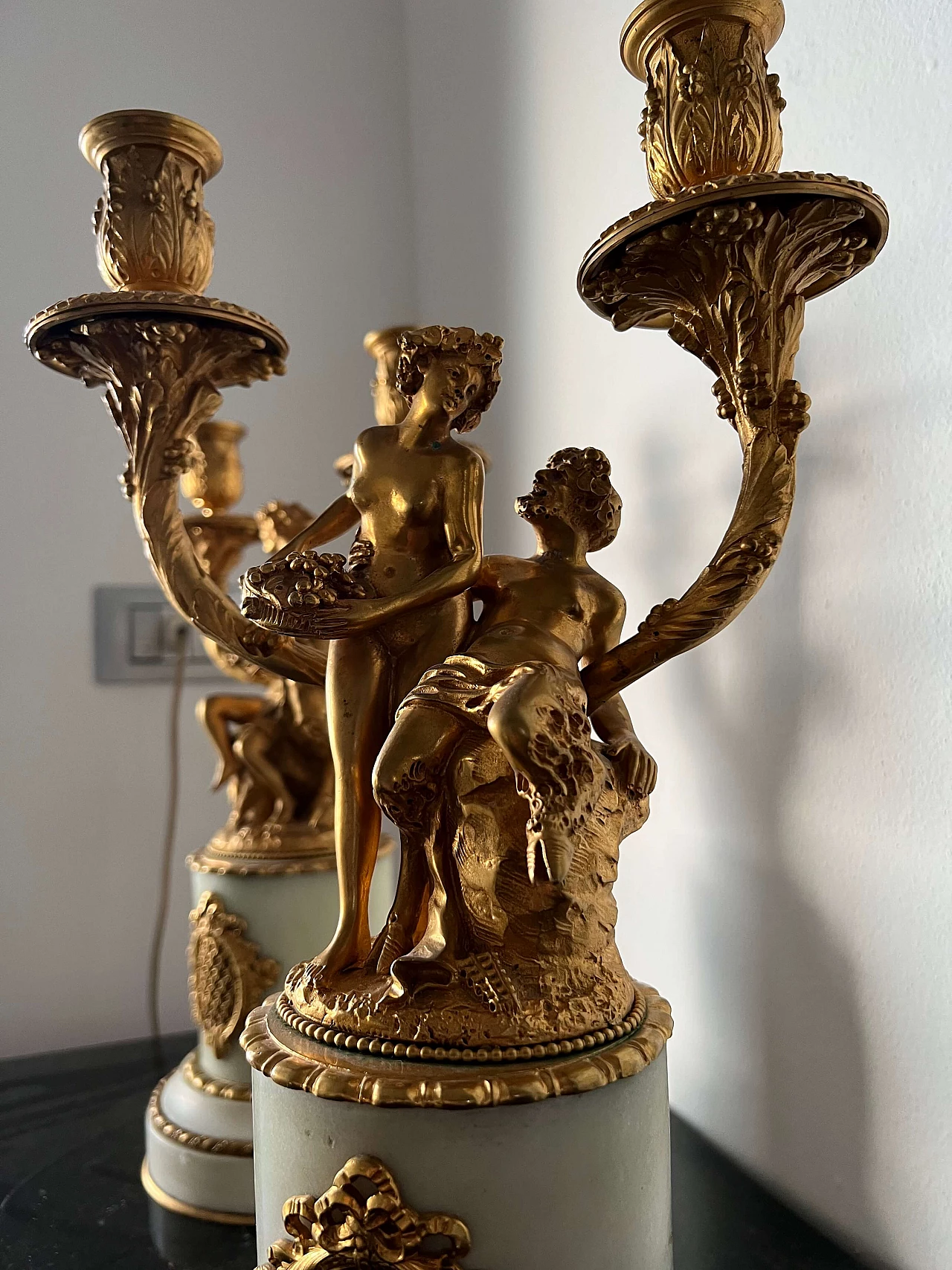 Coppia di candelabri in bronzo dorato e marmo bianco, '800 9