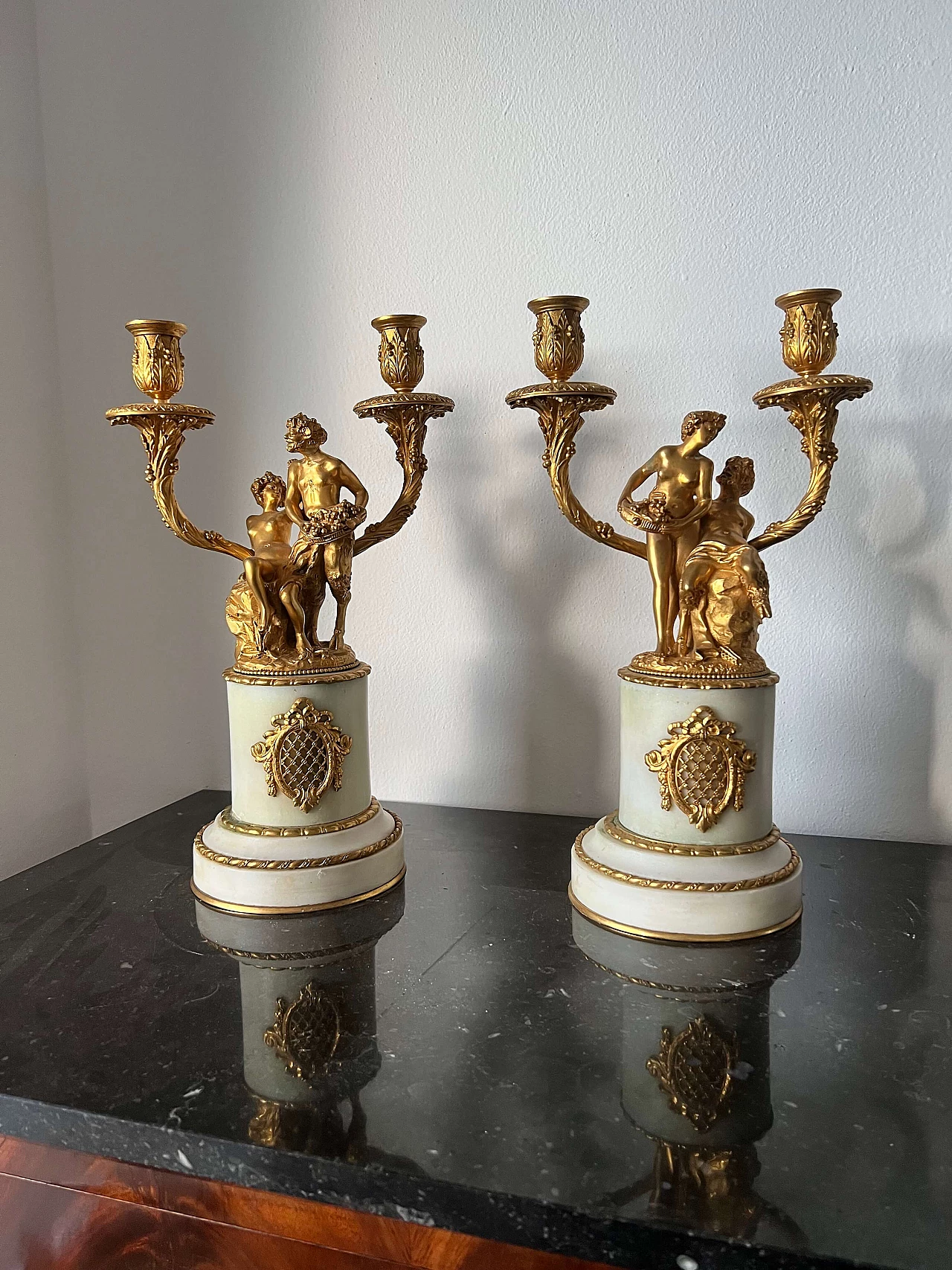 Coppia di candelabri in bronzo dorato e marmo bianco, '800 10