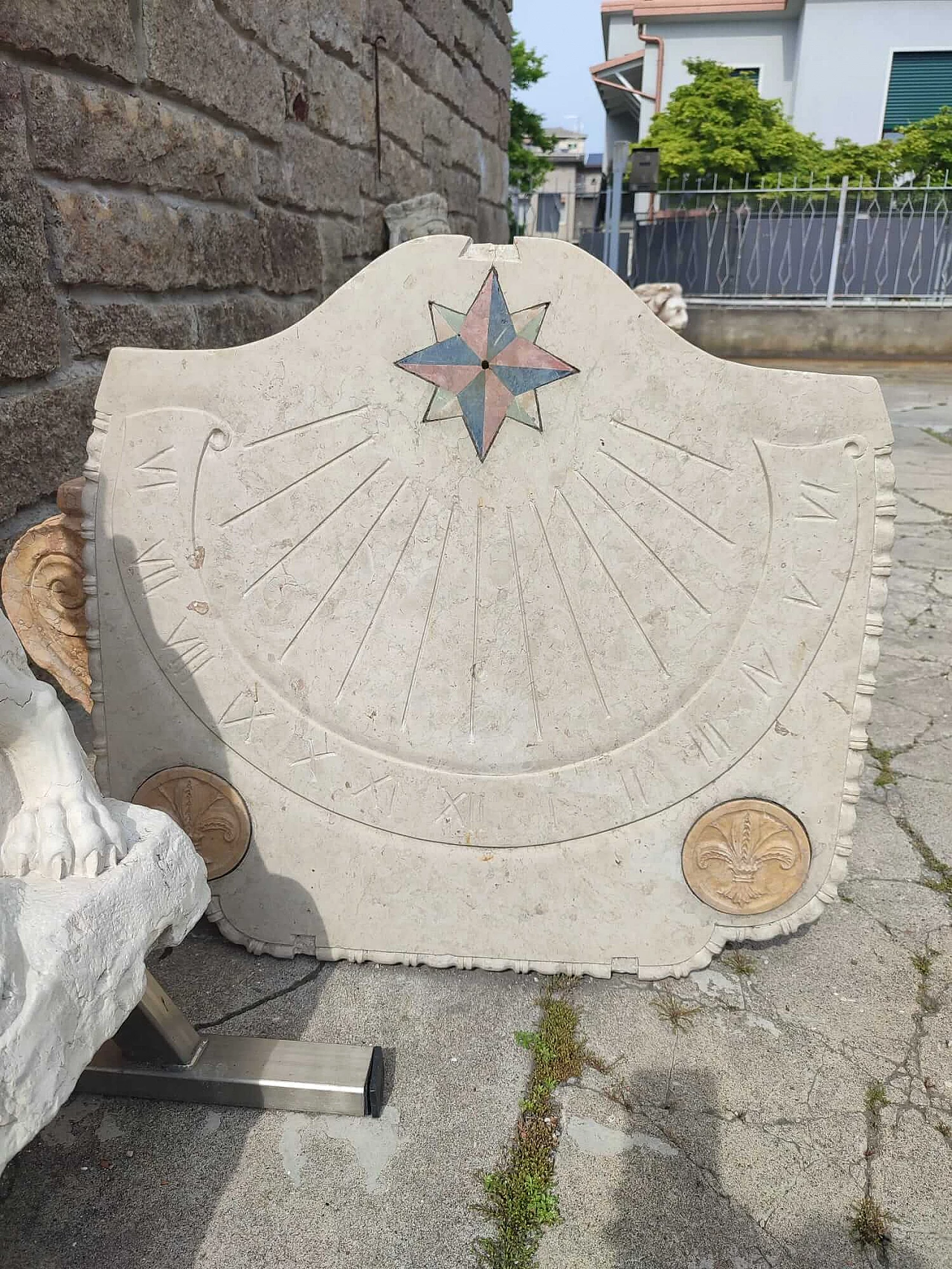Botticino marble sundial with compass rose and Florentine lilies, 19th century 3