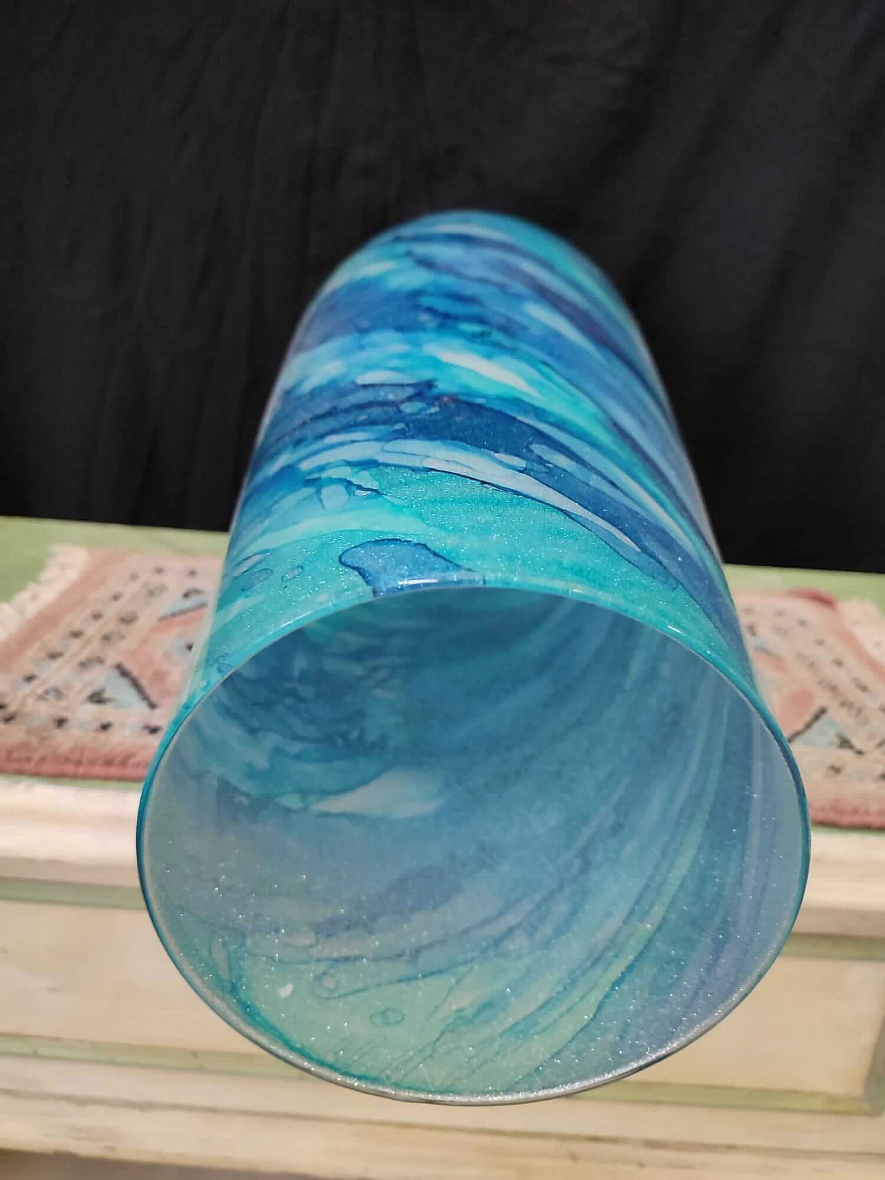 Vaso in vetro blu con striature, anni '70 1
