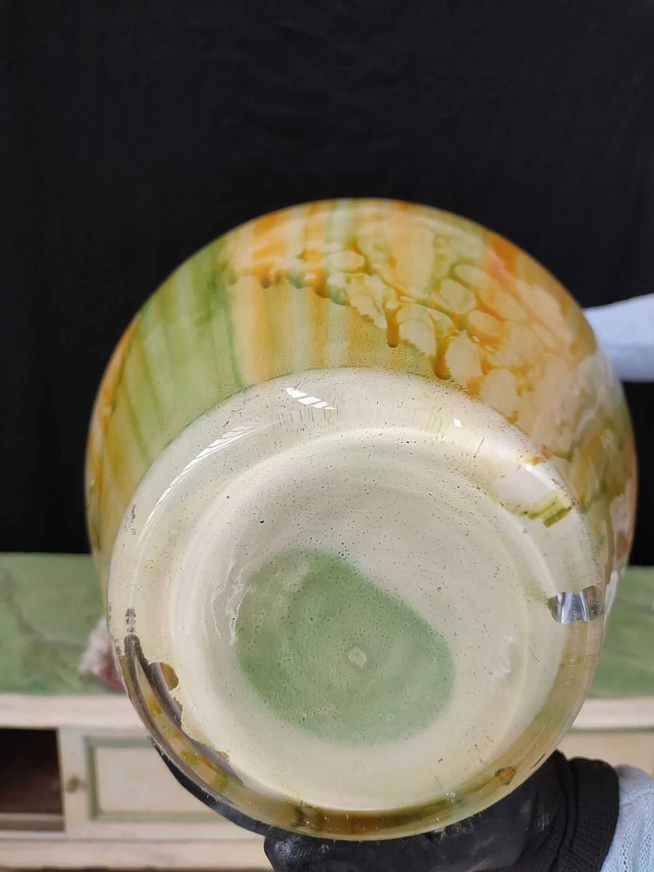 Vaso in vetro con striature gialle e verdi, anni '70 3