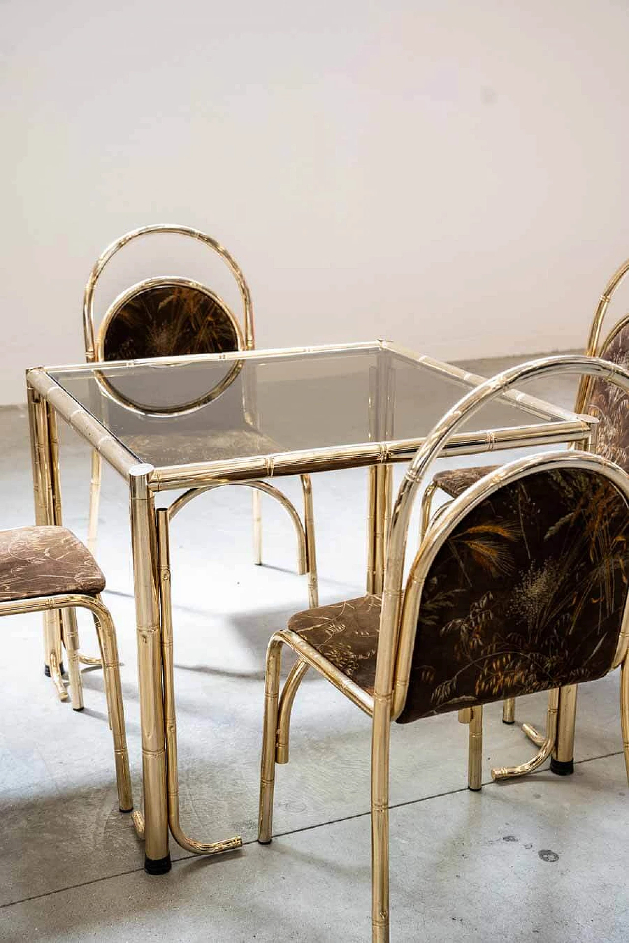 4 Sedie e tavolo in ferro dorato, vetro e tessuto floreale, anni '70 10