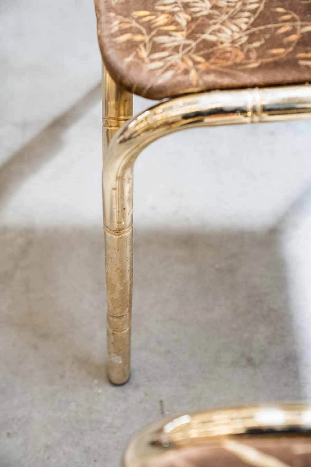 4 Chairs and table in gilded iron, glass and floral fabric, 1970s 15