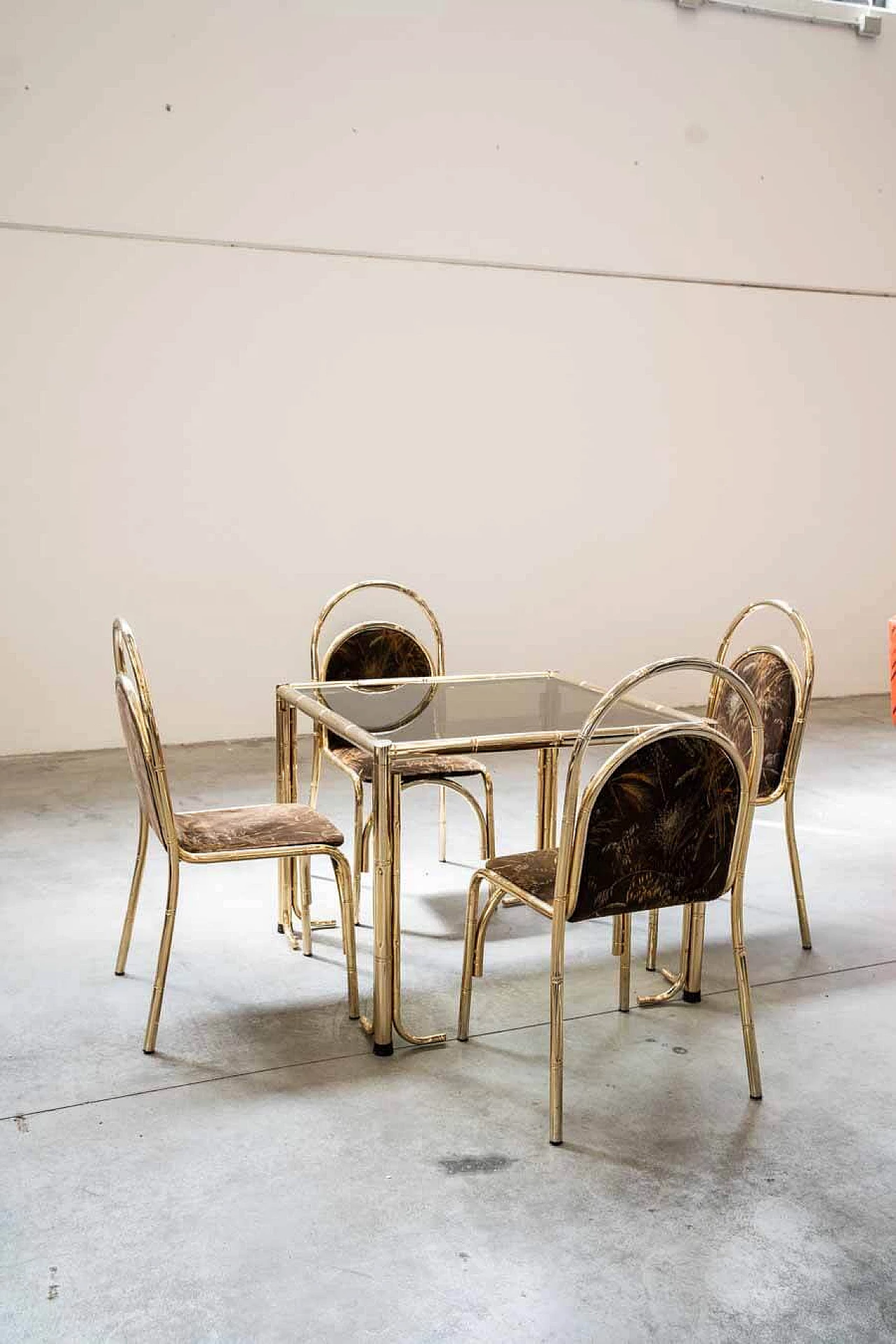 4 Sedie e tavolo in ferro dorato, vetro e tessuto floreale, anni '70 17
