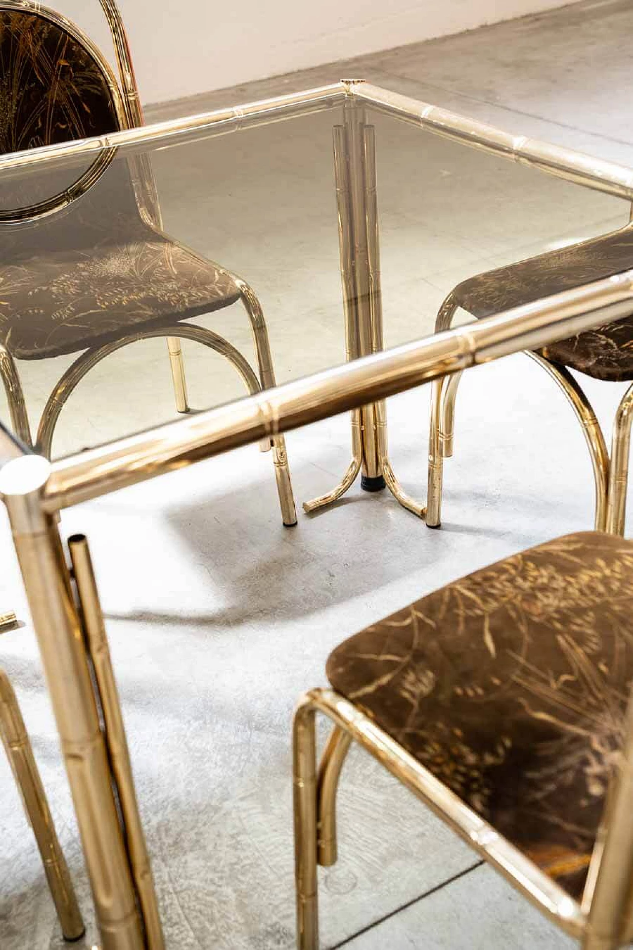 4 Chairs and table in gilded iron, glass and floral fabric, 1970s 20