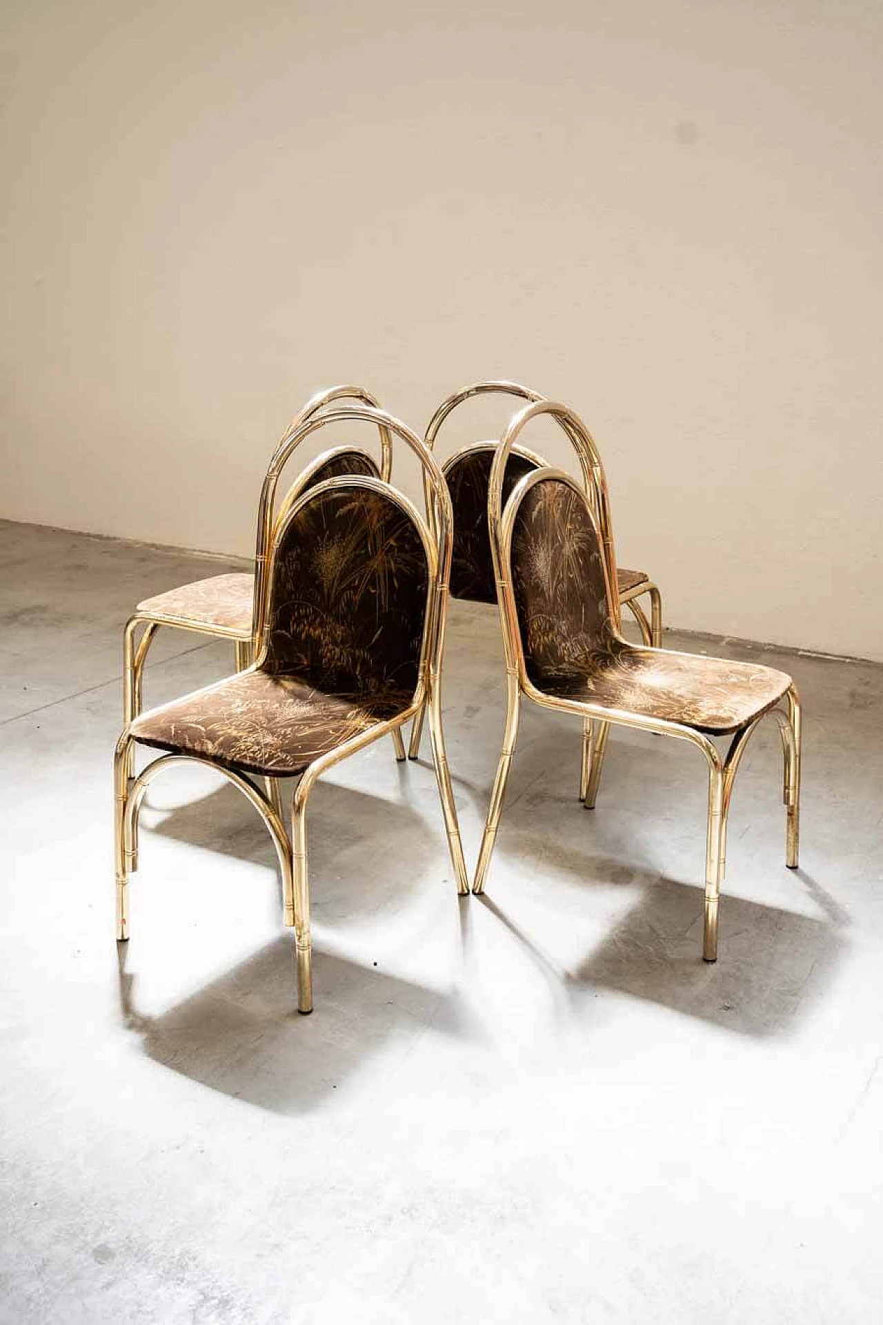 4 Chairs and table in gilded iron, glass and floral fabric, 1970s 21