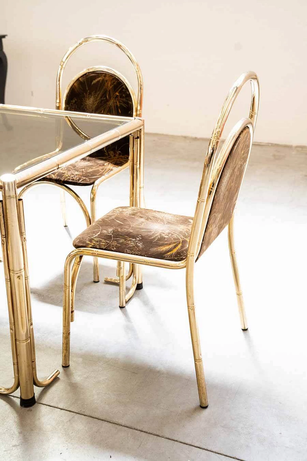 4 Chairs and table in gilded iron, glass and floral fabric, 1970s 22
