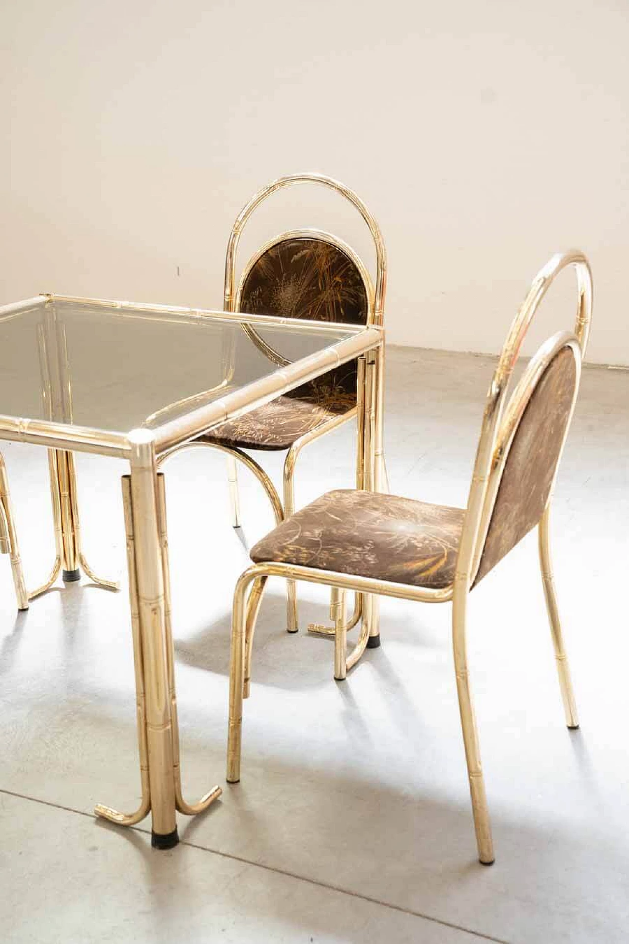 4 Sedie e tavolo in ferro dorato, vetro e tessuto floreale, anni '70 23
