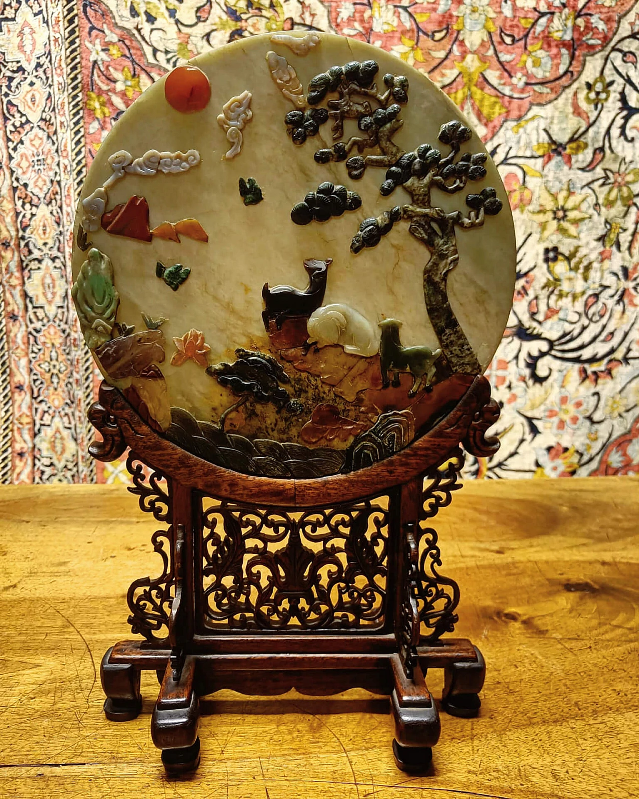 Scultura cinese di disco in giada e pietre su base in legno patinato 1