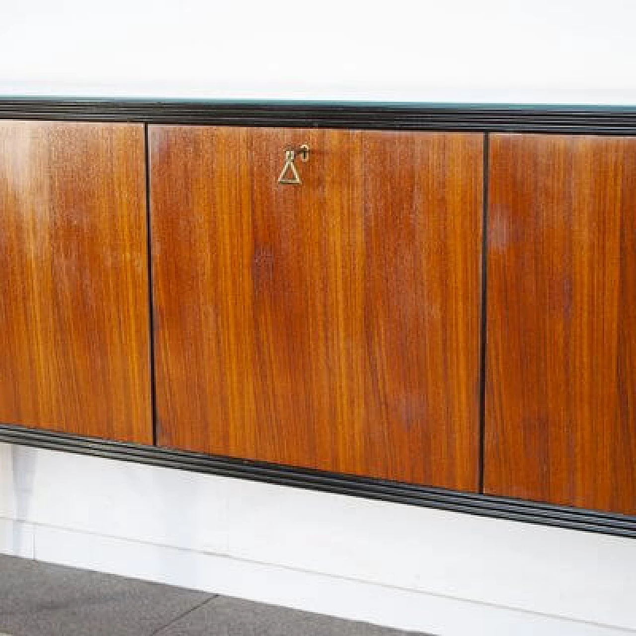 Three-door sideboard in rosewood with central locking, 1950s 27