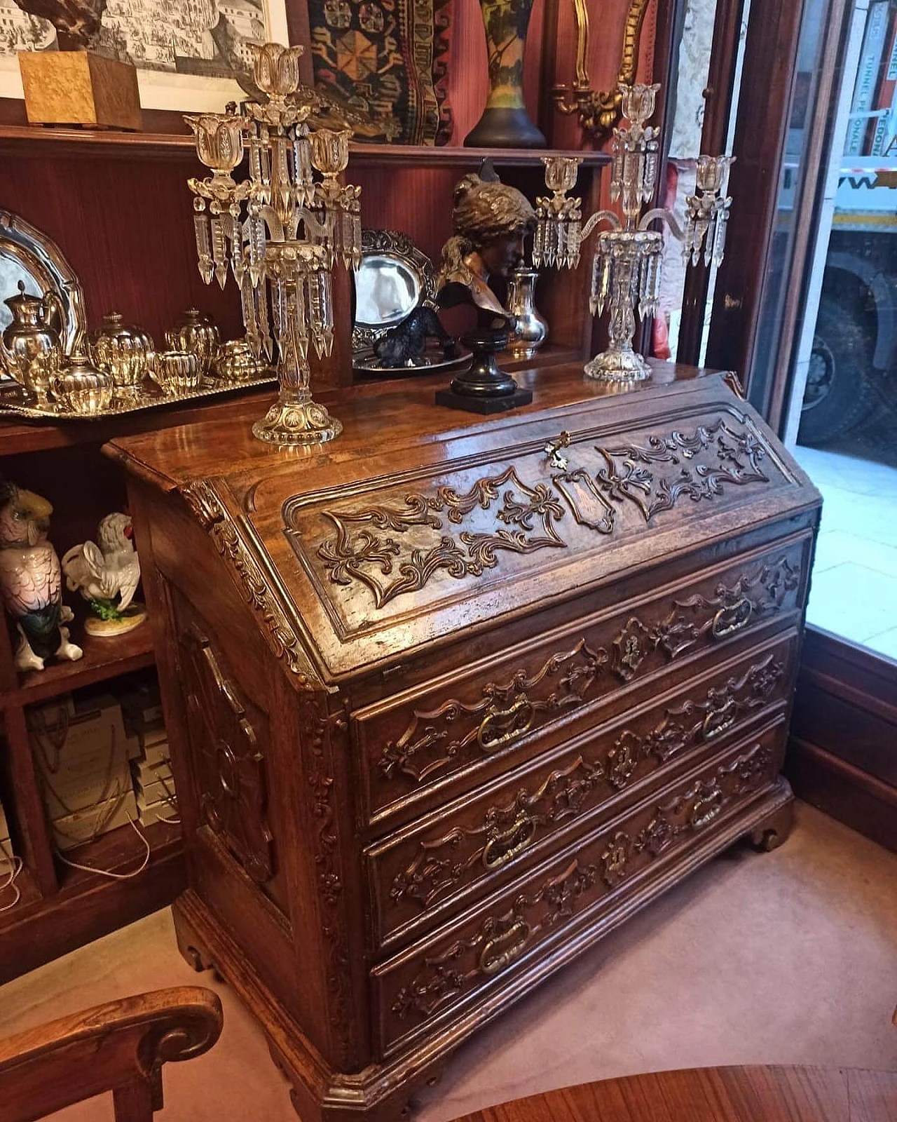 Wood flap desk with carved decoration, 17th century 2