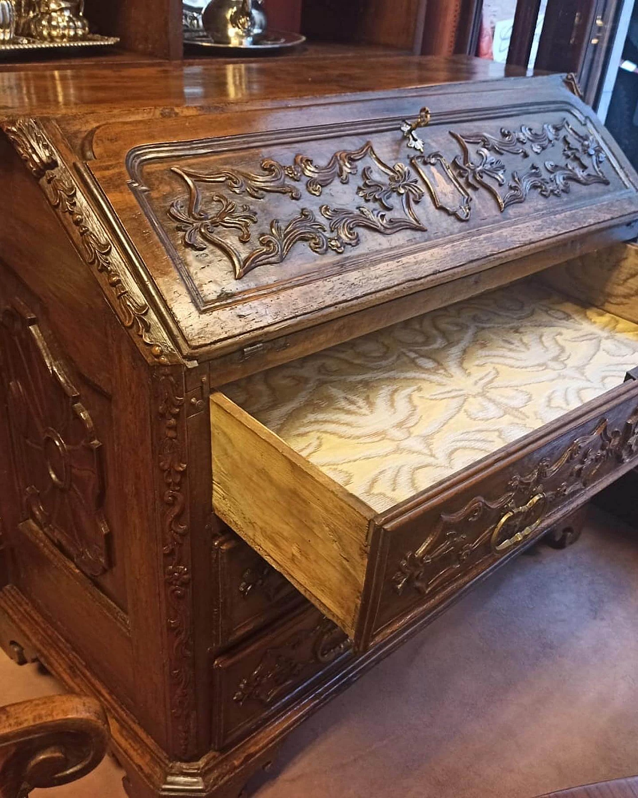 Wood flap desk with carved decoration, 17th century 8