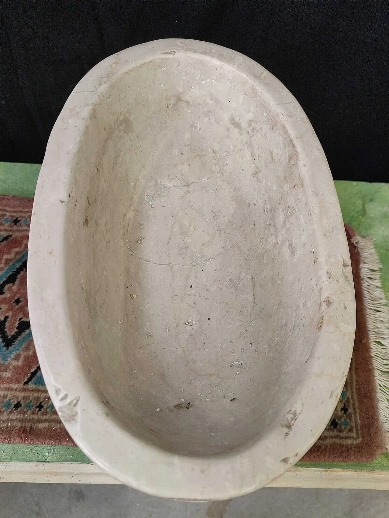 Oval bowl in Botticino marble decorated with two lions, 19th century 1