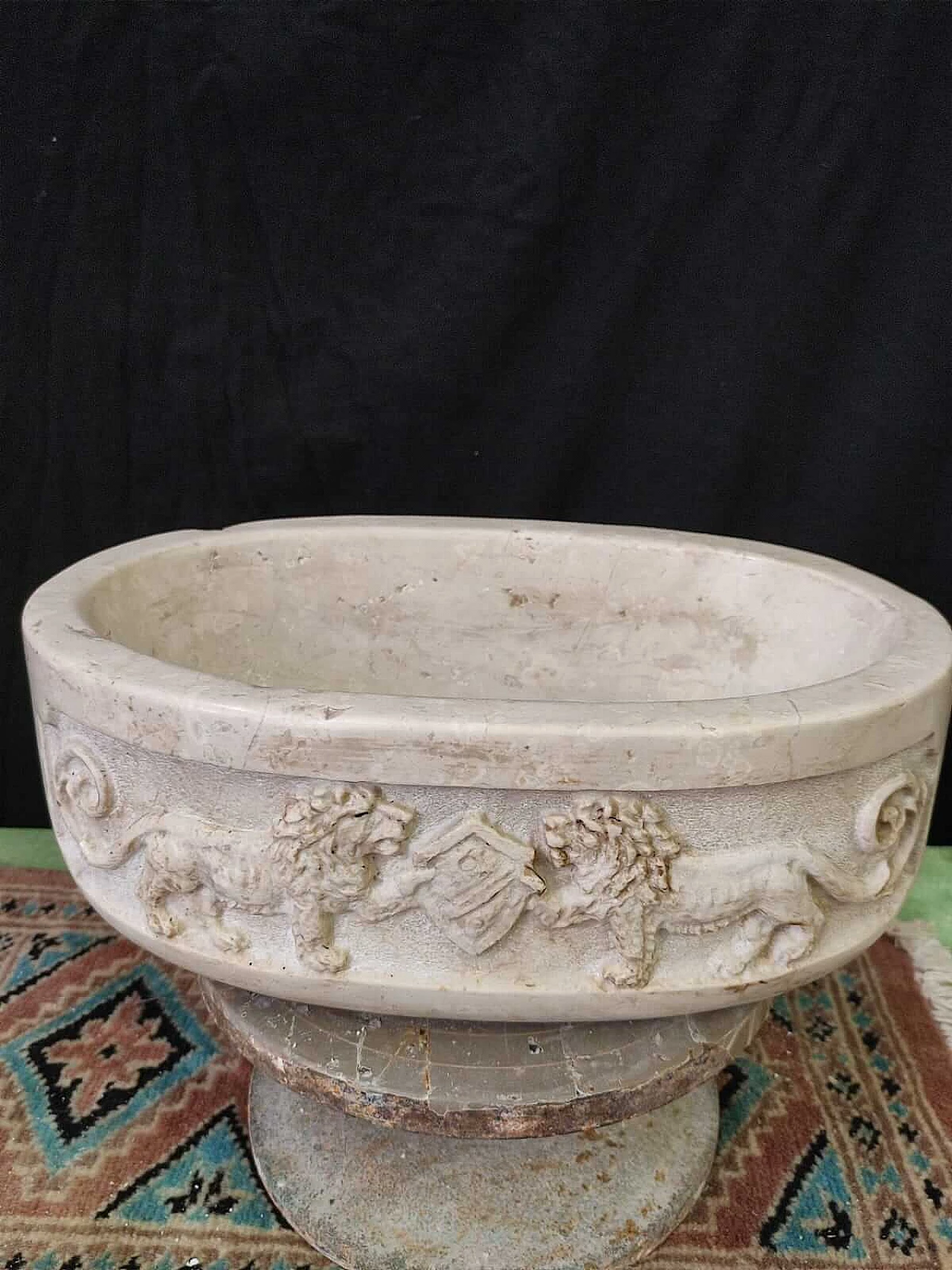 Oval bowl in Botticino marble decorated with two lions, 19th century 2