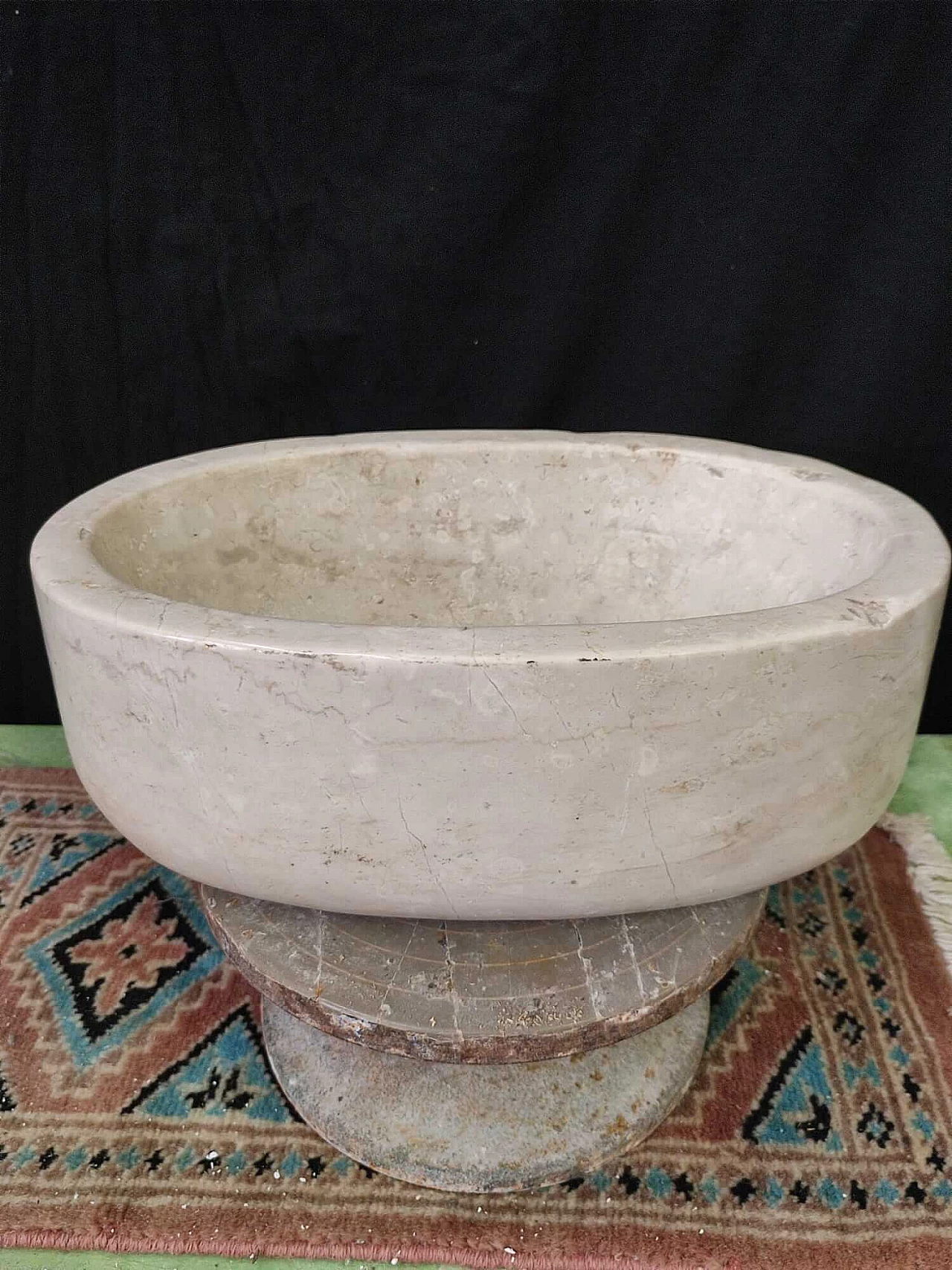 Oval bowl in Botticino marble decorated with two lions, 19th century 3