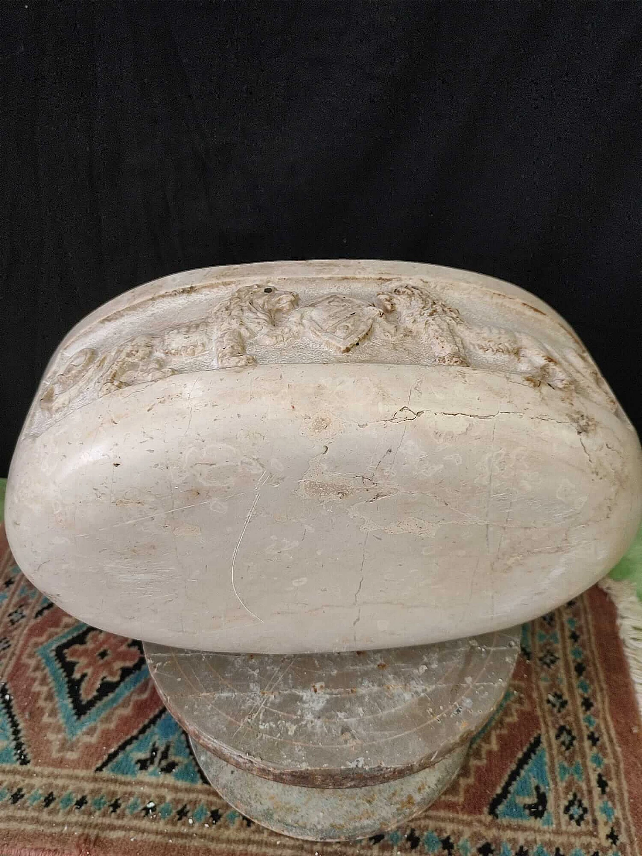 Oval bowl in Botticino marble decorated with two lions, 19th century 5