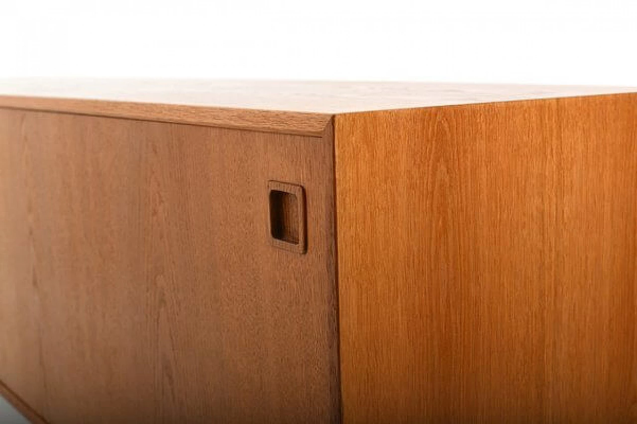Credenza modello nr. 21 in quercia di Omann Jun, anni '60 9