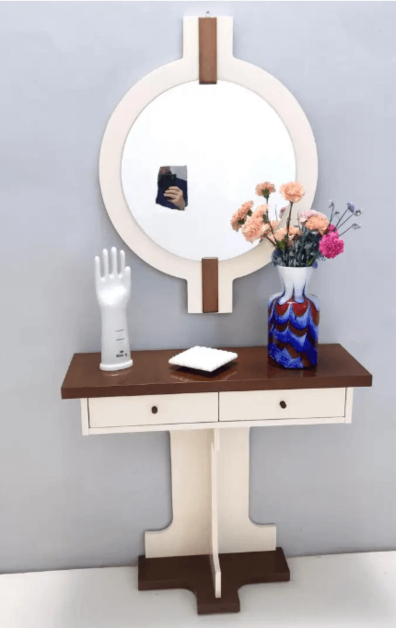 Specchio da parete e console in noce con parti laccate avorio, anni '70 2