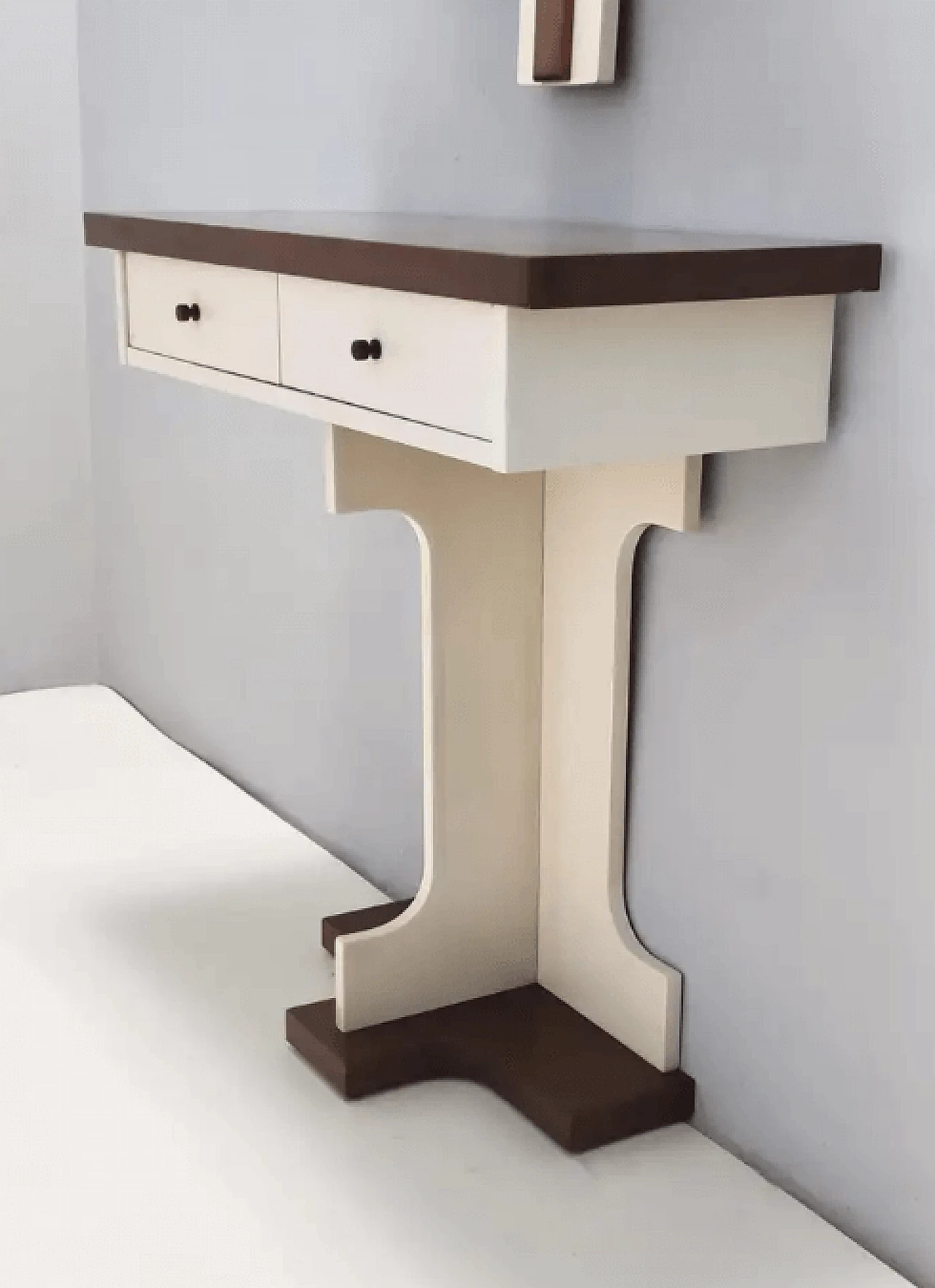 Specchio da parete e console in noce con parti laccate avorio, anni '70 7