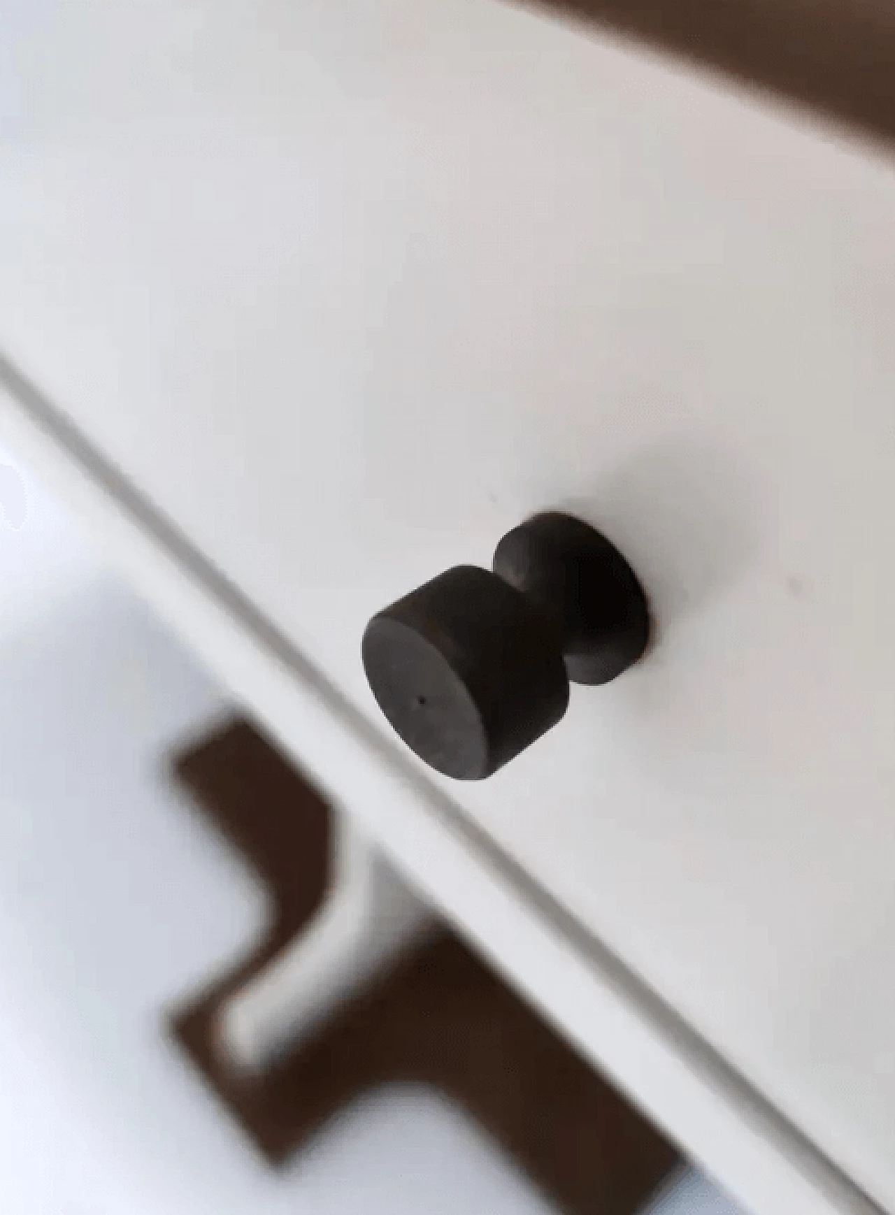 Specchio da parete e console in noce con parti laccate avorio, anni '70 9