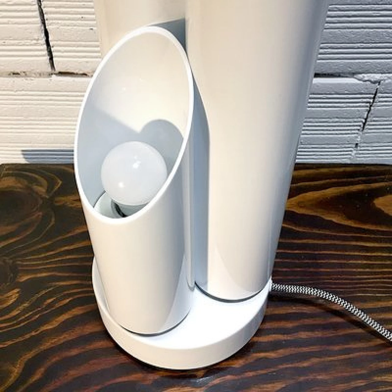 Lampada da tavolo Space Age a tre luci in metallo bianco, anni '60 9