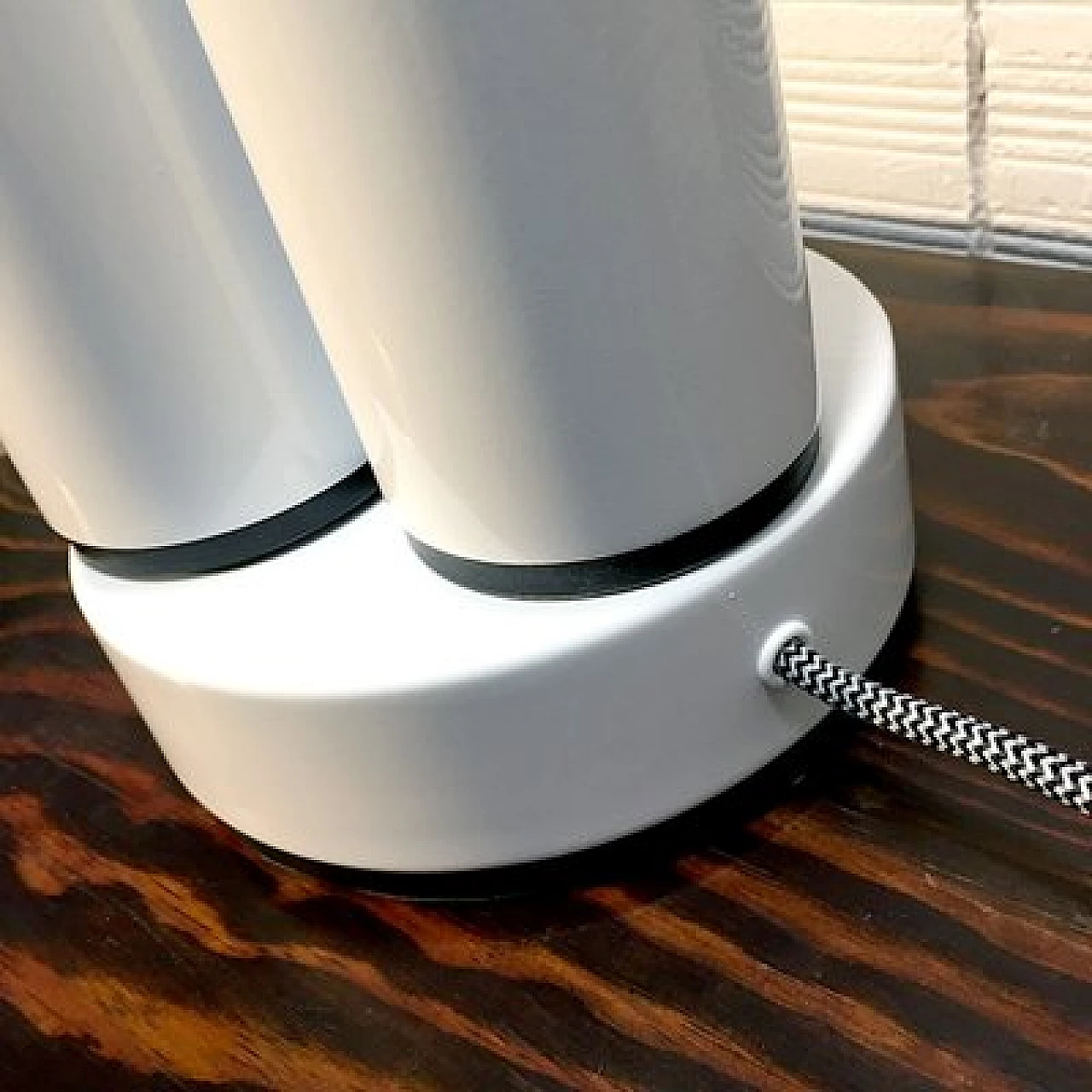 Lampada da tavolo Space Age a tre luci in metallo bianco, anni '60 11