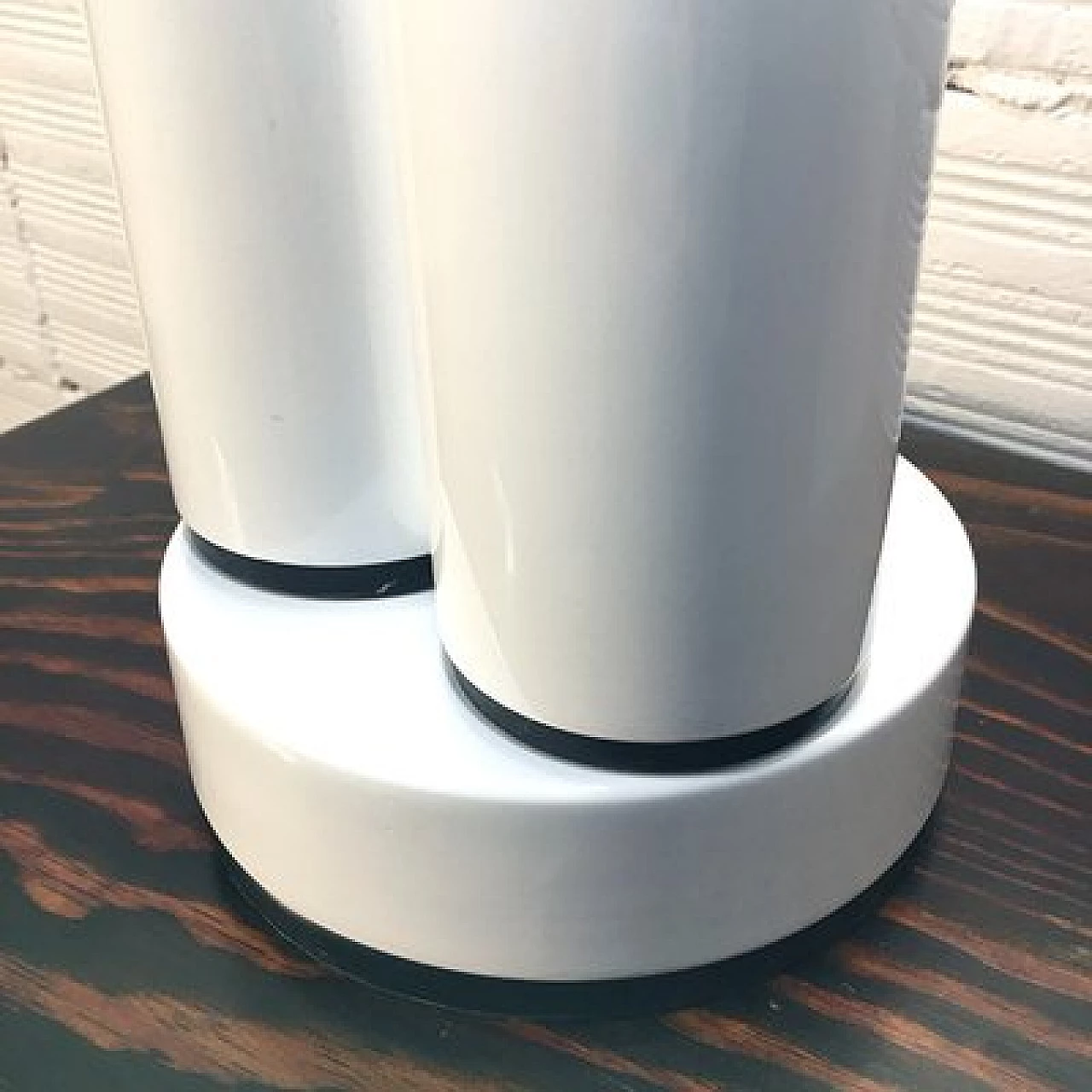 Lampada da tavolo Space Age a tre luci in metallo bianco, anni '60 12