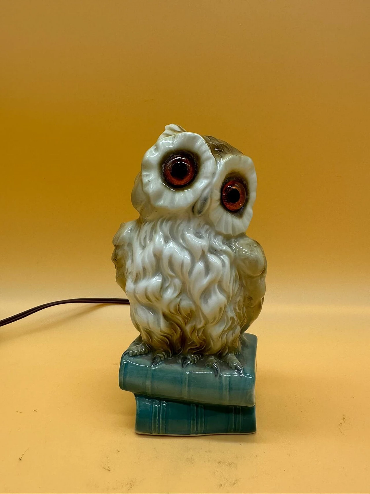 Lampada da tavolo veiusse con gufo su due libri 1