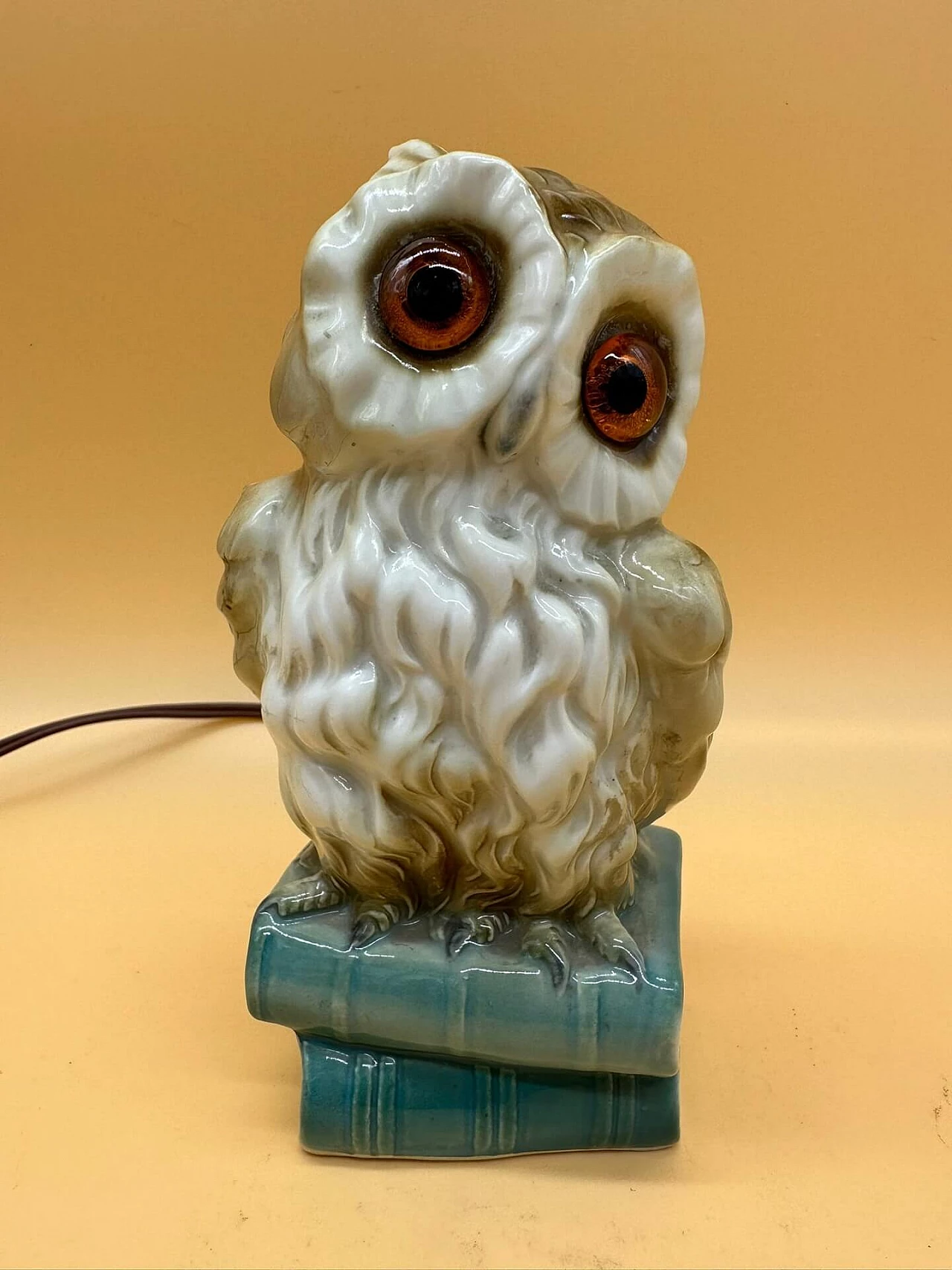 Lampada da tavolo veiusse con gufo su due libri 3