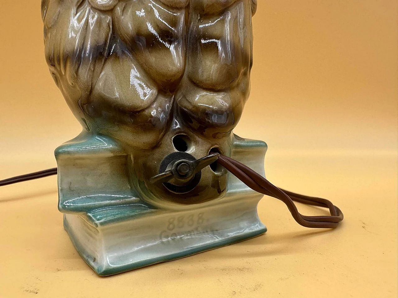 Lampada da tavolo veiusse con gufo su due libri 4