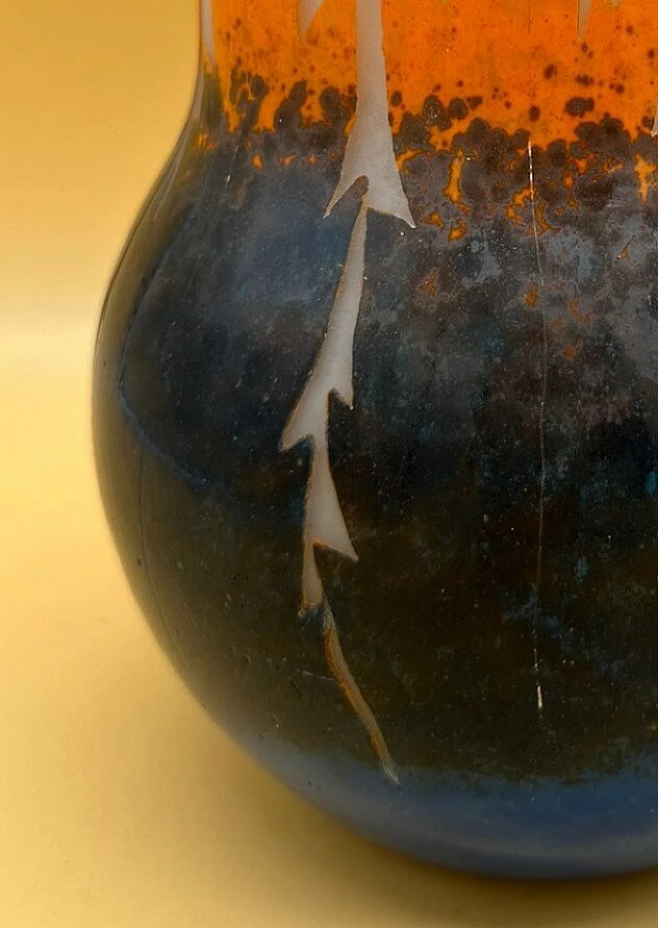 Vaso Art Deco in vetro con foglie stilizzate blu e arancio, inizio '900 3