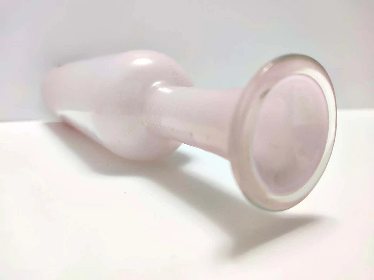 Vaso postmoderno in vetro di Murano incamiciato rosa con foglia d'oro di Salviati, anni '70 1