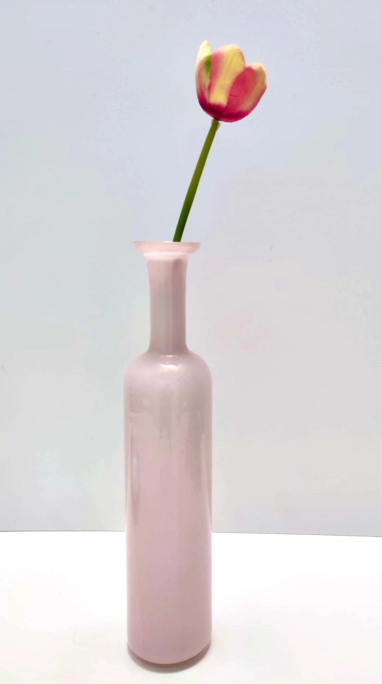 Vaso postmoderno in vetro di Murano incamiciato rosa con foglia d'oro di Salviati, anni '70 3