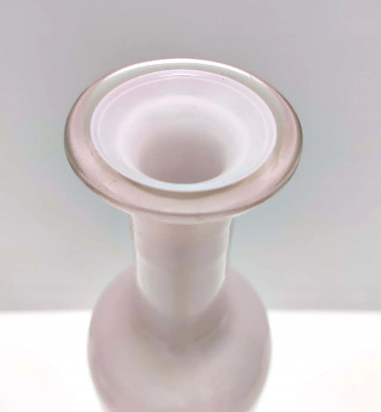 Vaso postmoderno in vetro di Murano incamiciato rosa con foglia d'oro di Salviati, anni '70 6