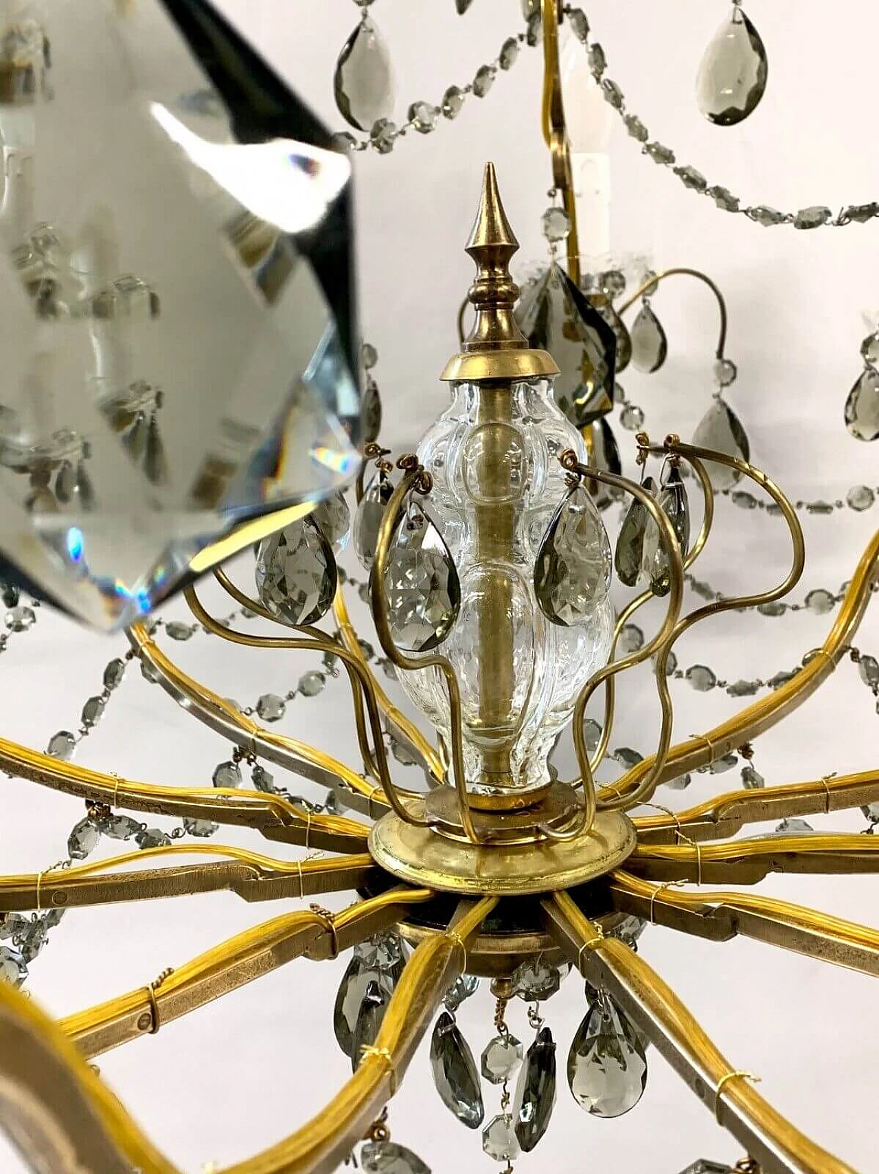 Lampadario a sedici luci in ottone con gocce e coppe in vetro di Murano, 1950 3