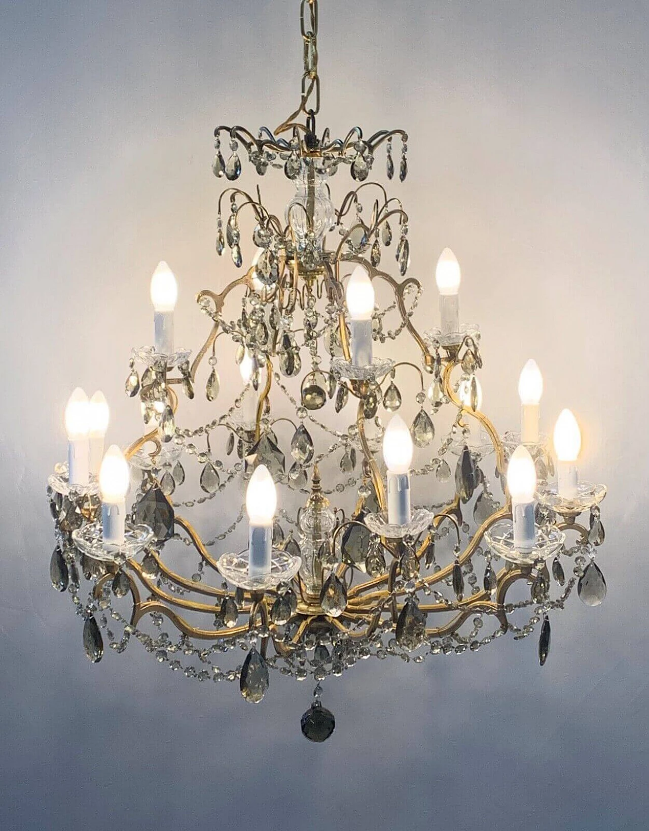 Lampadario a sedici luci in ottone con gocce e coppe in vetro di Murano, 1950 9