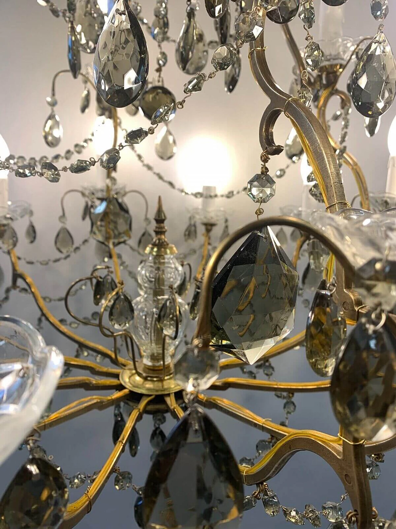 Lampadario a sedici luci in ottone con gocce e coppe in vetro di Murano, 1950 10