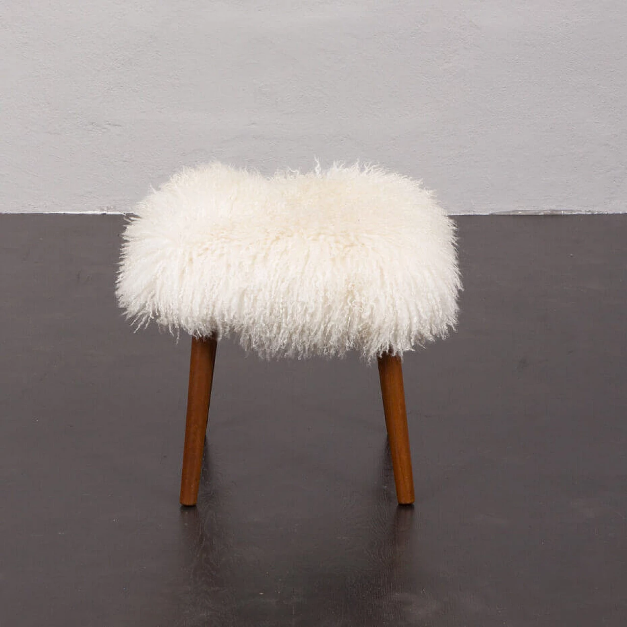 Pouf danese in pelle di pecora a pelo lungo con gambe in teak, anni '60 2